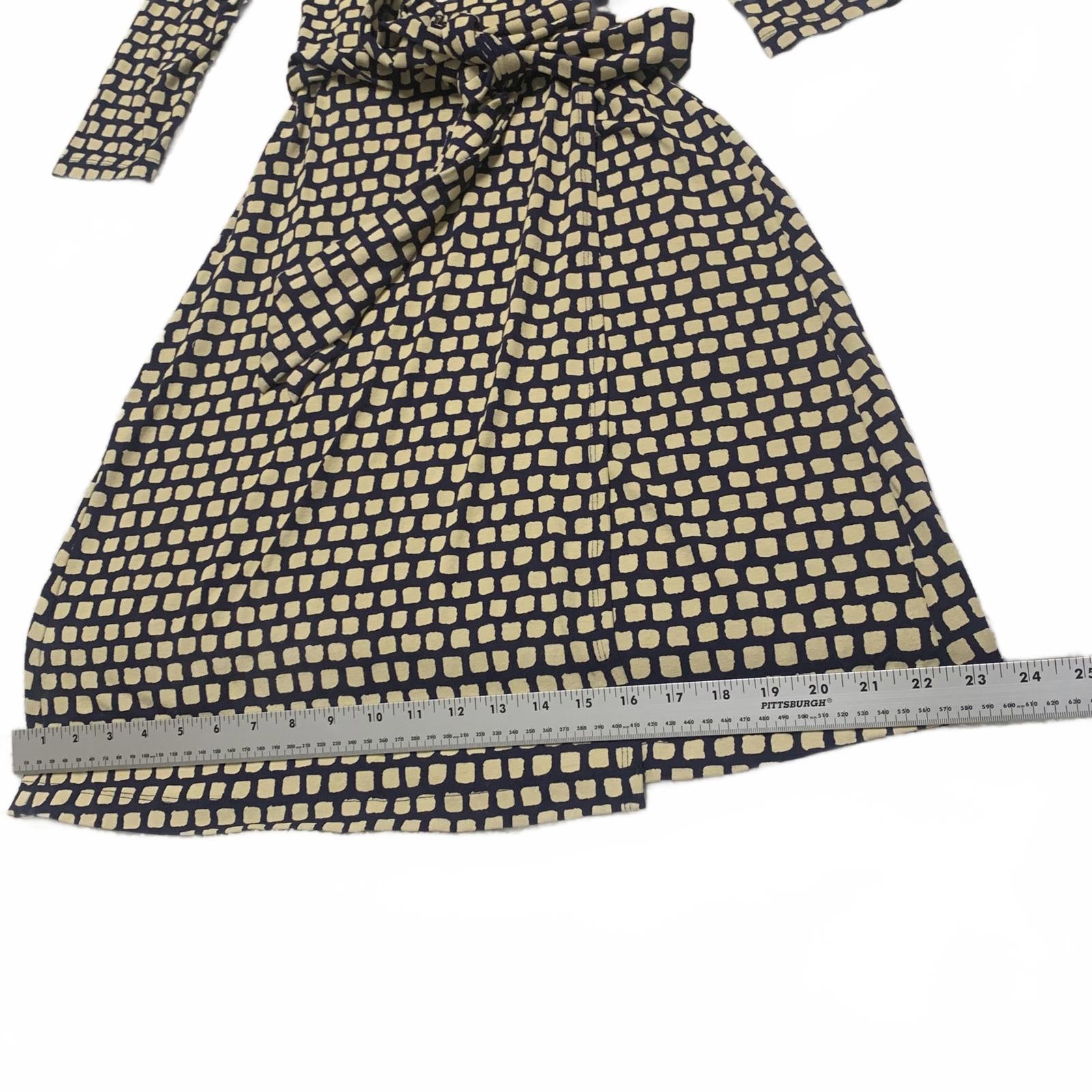 Vestido cruzado con escote en V y mangas 3/4 en color beige y negro de Banana Republic para mujer