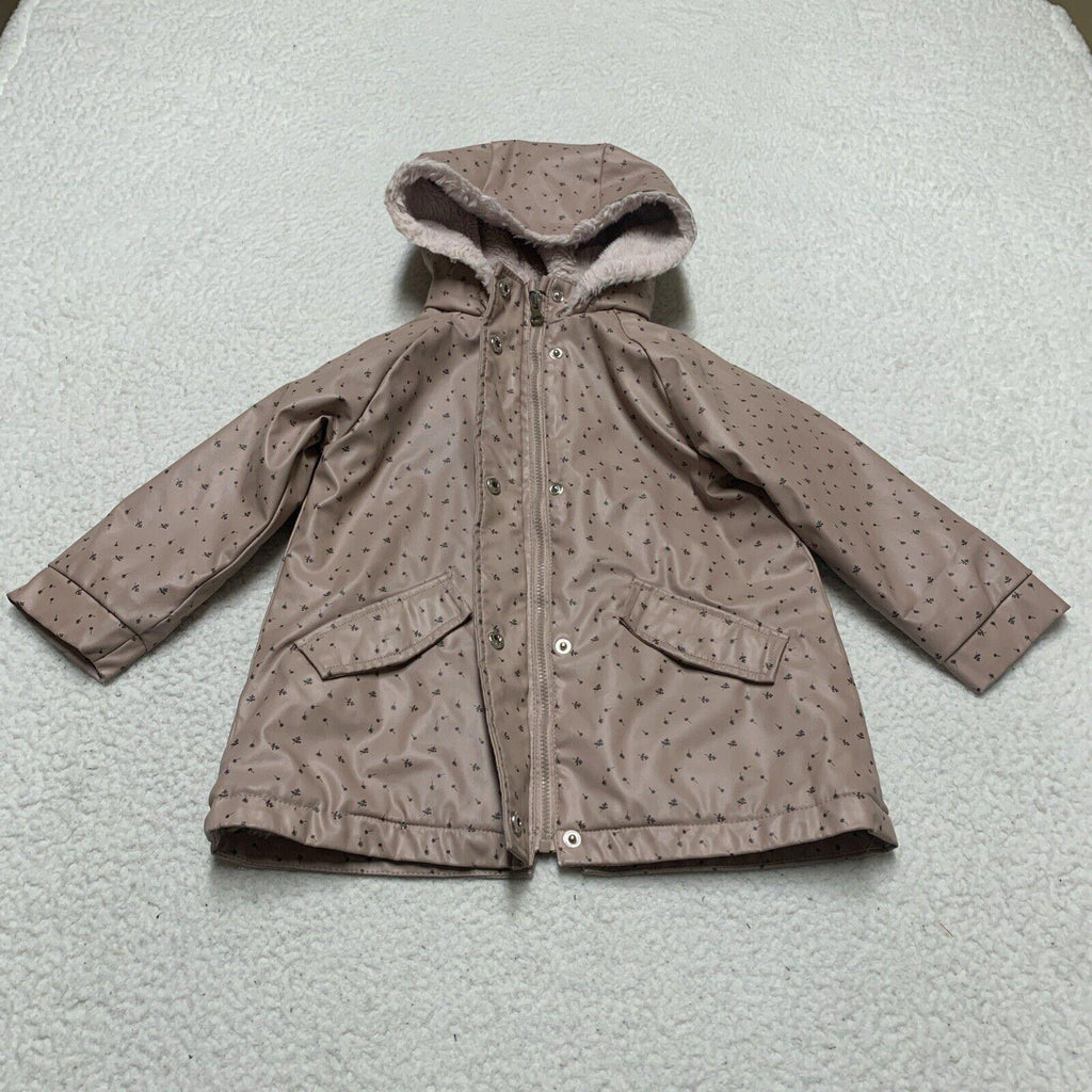 Chaqueta impermeable con capucha y forro polar con estampado floral rosa para niña de Zara, talla 3-4 años
