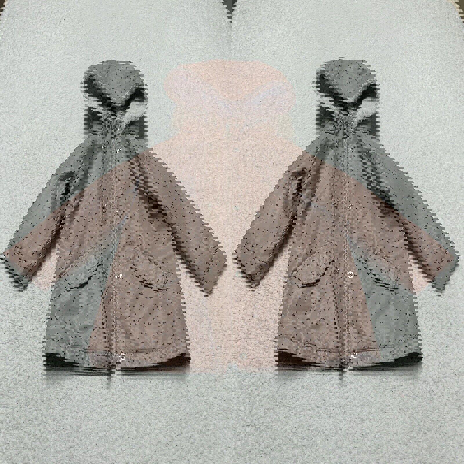 Chaqueta impermeable con capucha y forro polar con estampado floral rosa para niña de Zara, talla 3-4 años