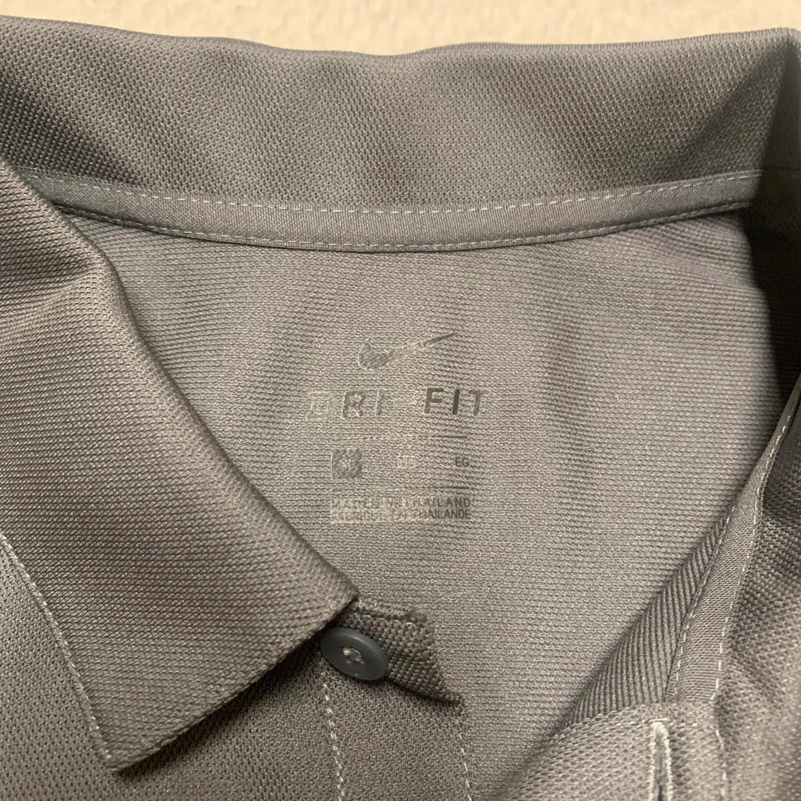 Polo Nike Dri-FIT gris con logotipo MK Illuminated