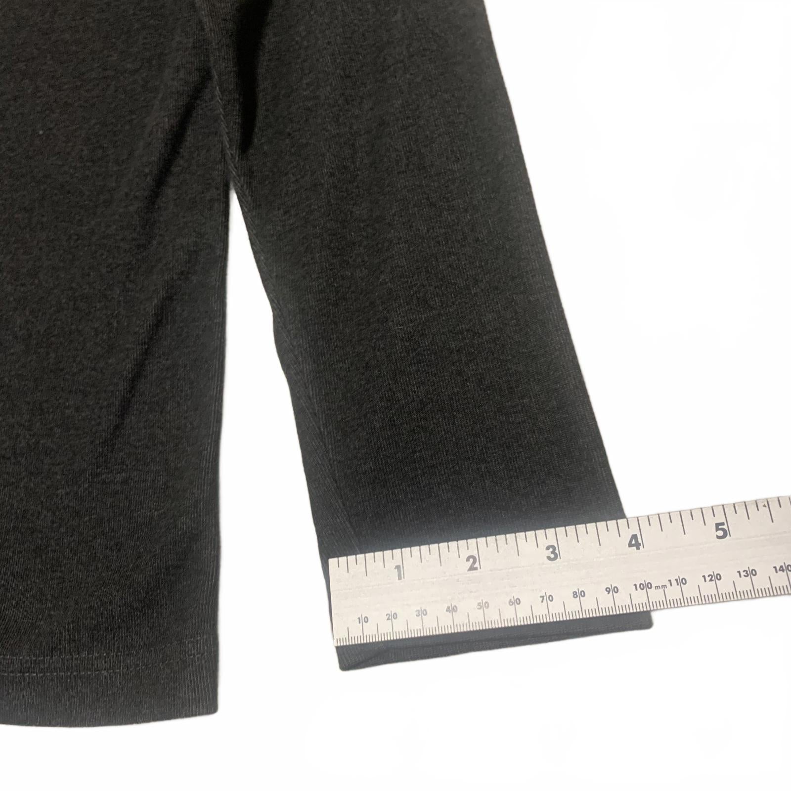 Suéter tipo cárdigan minimalista con botones en gris carbón de Flatseven para mujer, talla M