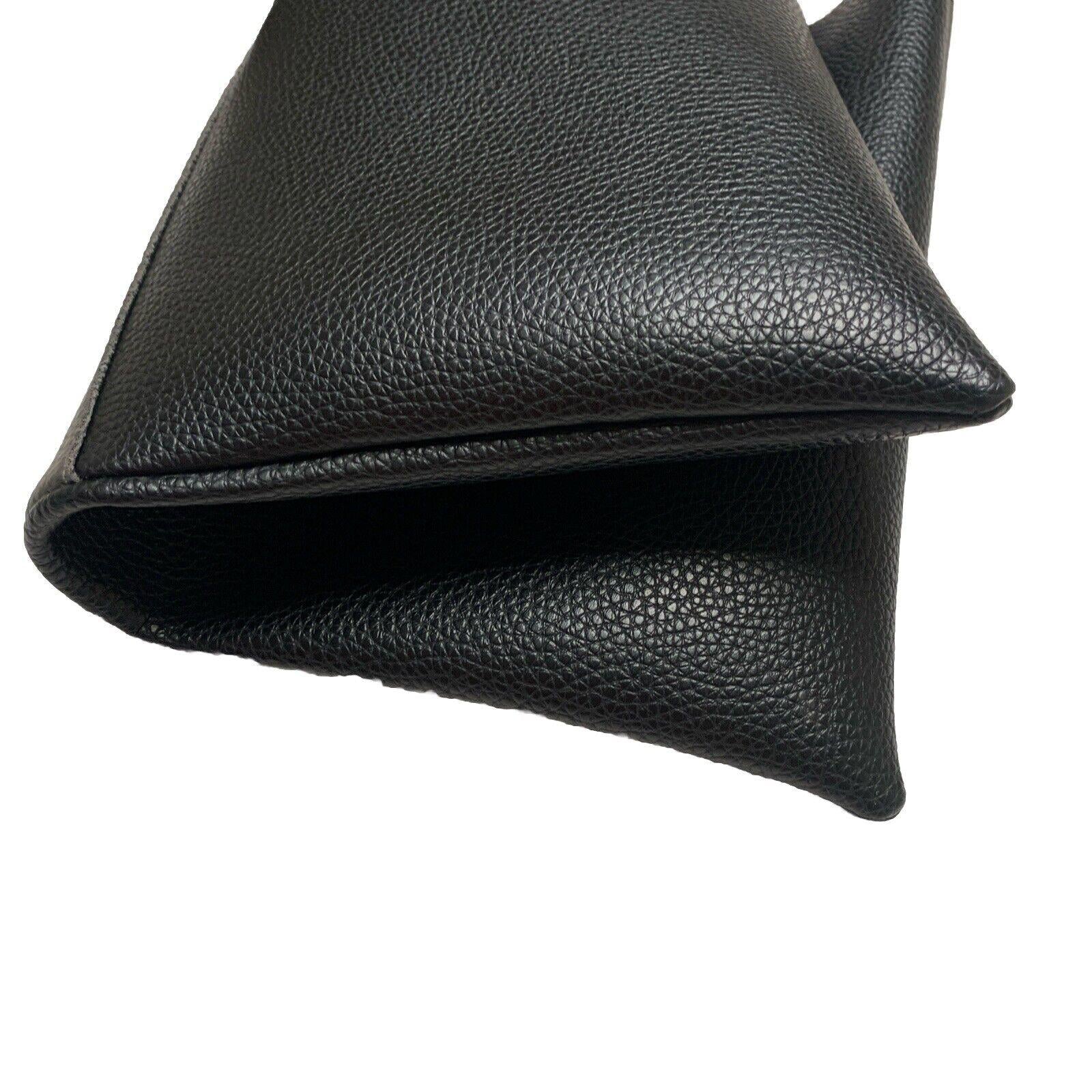 Bolso tote de piel vegana suave con diseño granulado de rayas grises y negras para mujer de Vince Camuto