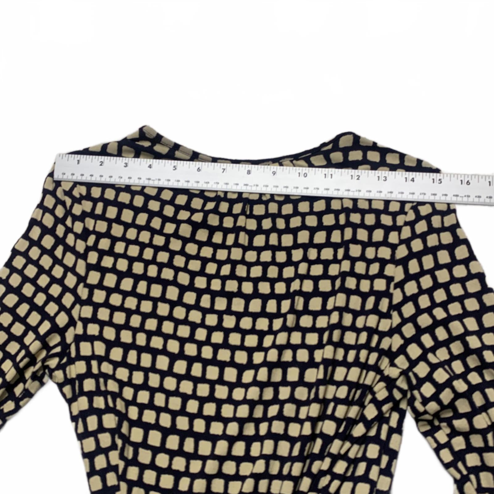 Vestido cruzado con escote en V y mangas 3/4 en color beige y negro de Banana Republic para mujer