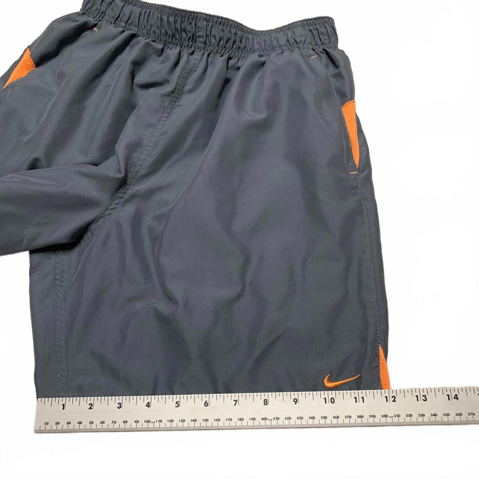 Pantalones cortos deportivos Nike para hombre, talla M, con detalles en gris y naranja, para correr