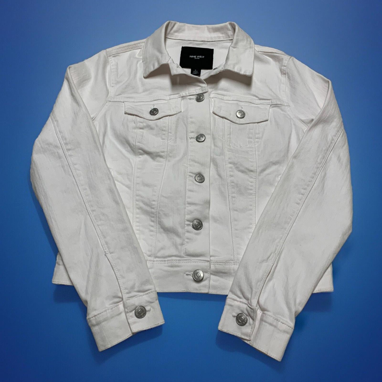 Chaqueta vaquera Sarah blanca pequeña con botones para mujer de Nine West Jeans