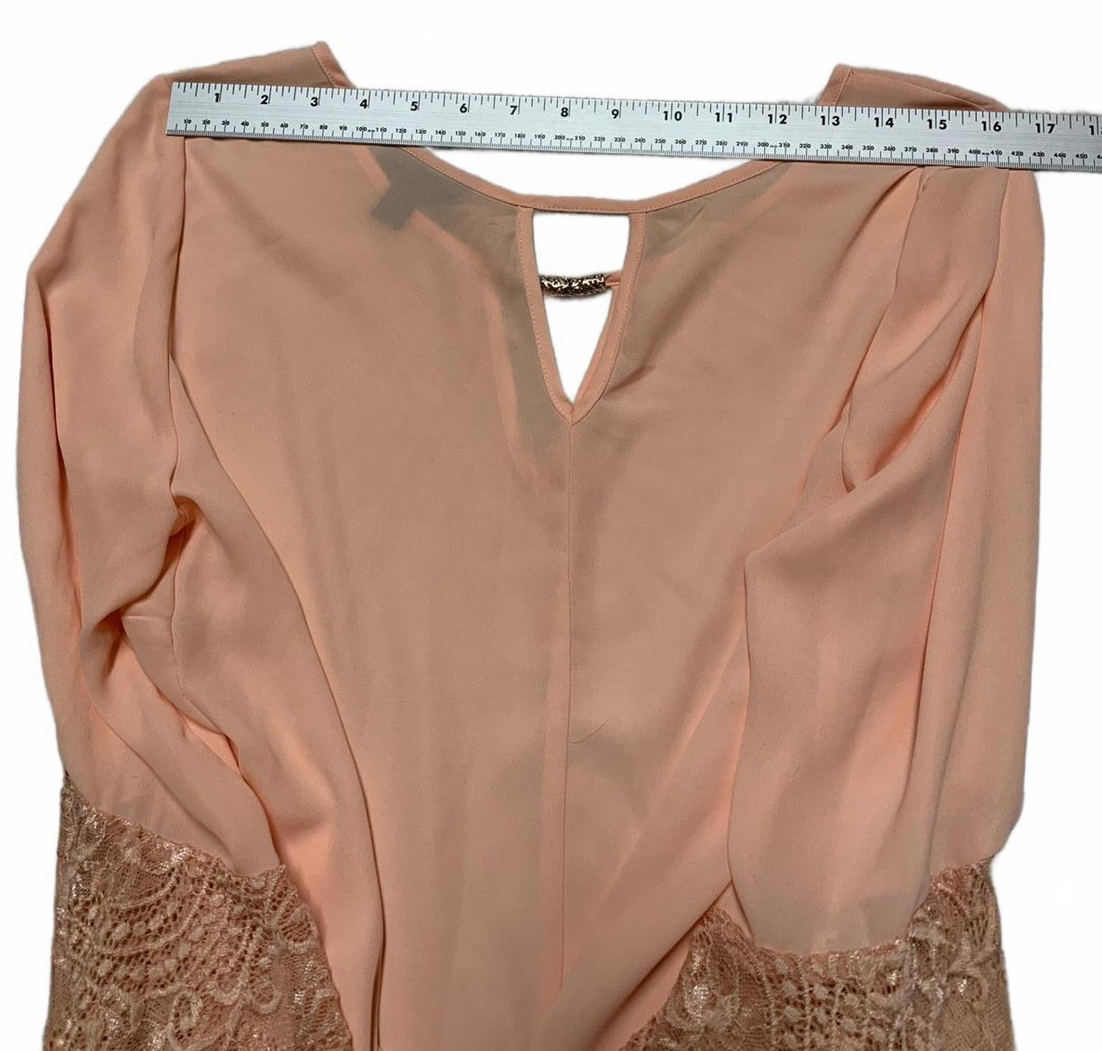 Blusa Thalia Sodi Forever 21 para mujer, talla grande, color melocotón, con mangas de encaje acampanadas