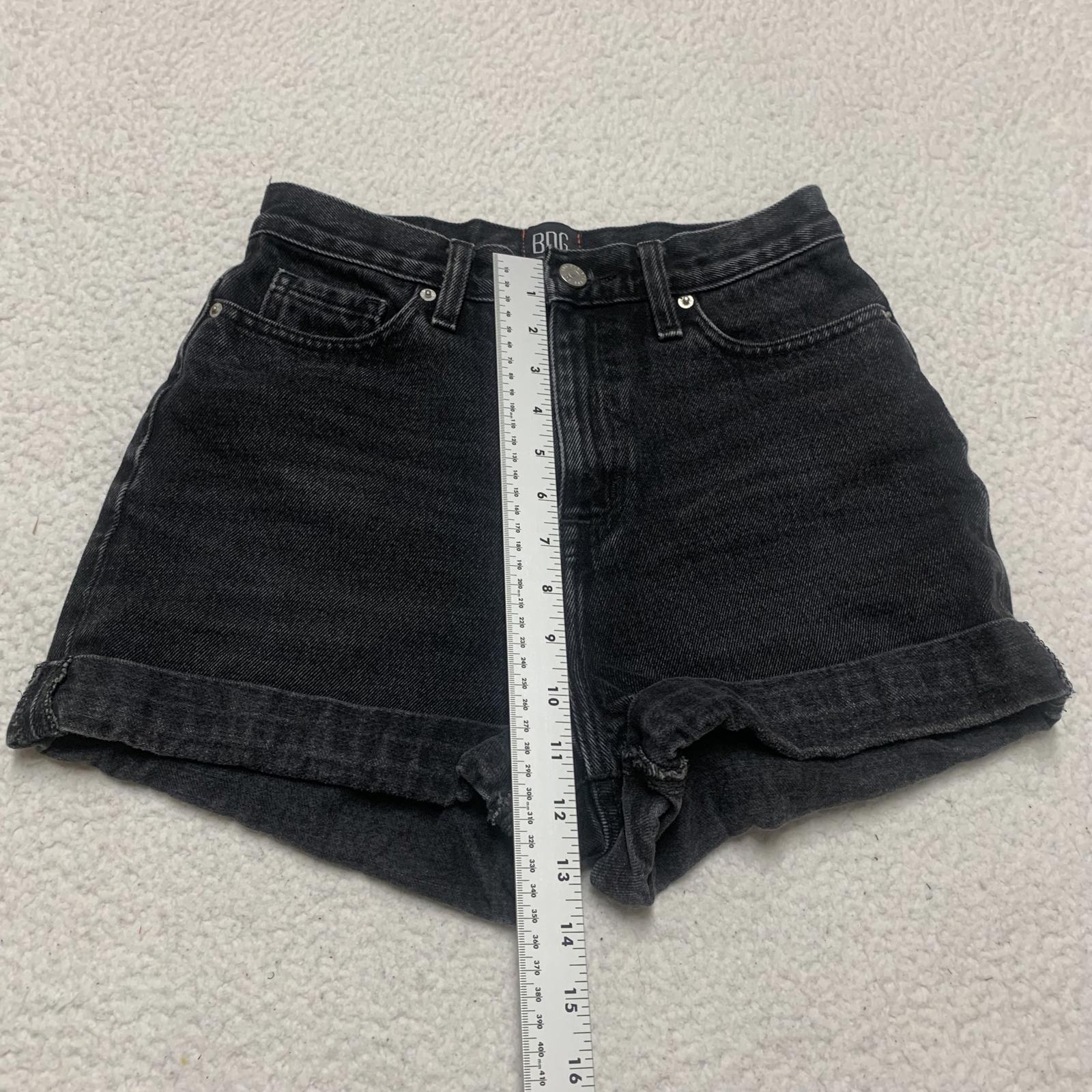 Shorts vaqueros Mom de tiro alto negros BDG para mujer, talla 25