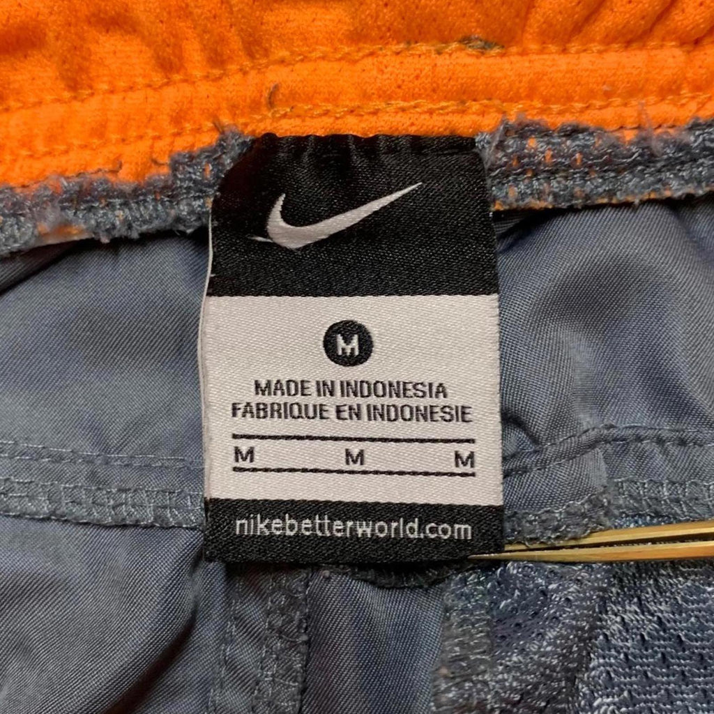 Pantalones cortos deportivos Nike para hombre, talla M, con detalles en gris y naranja, para correr