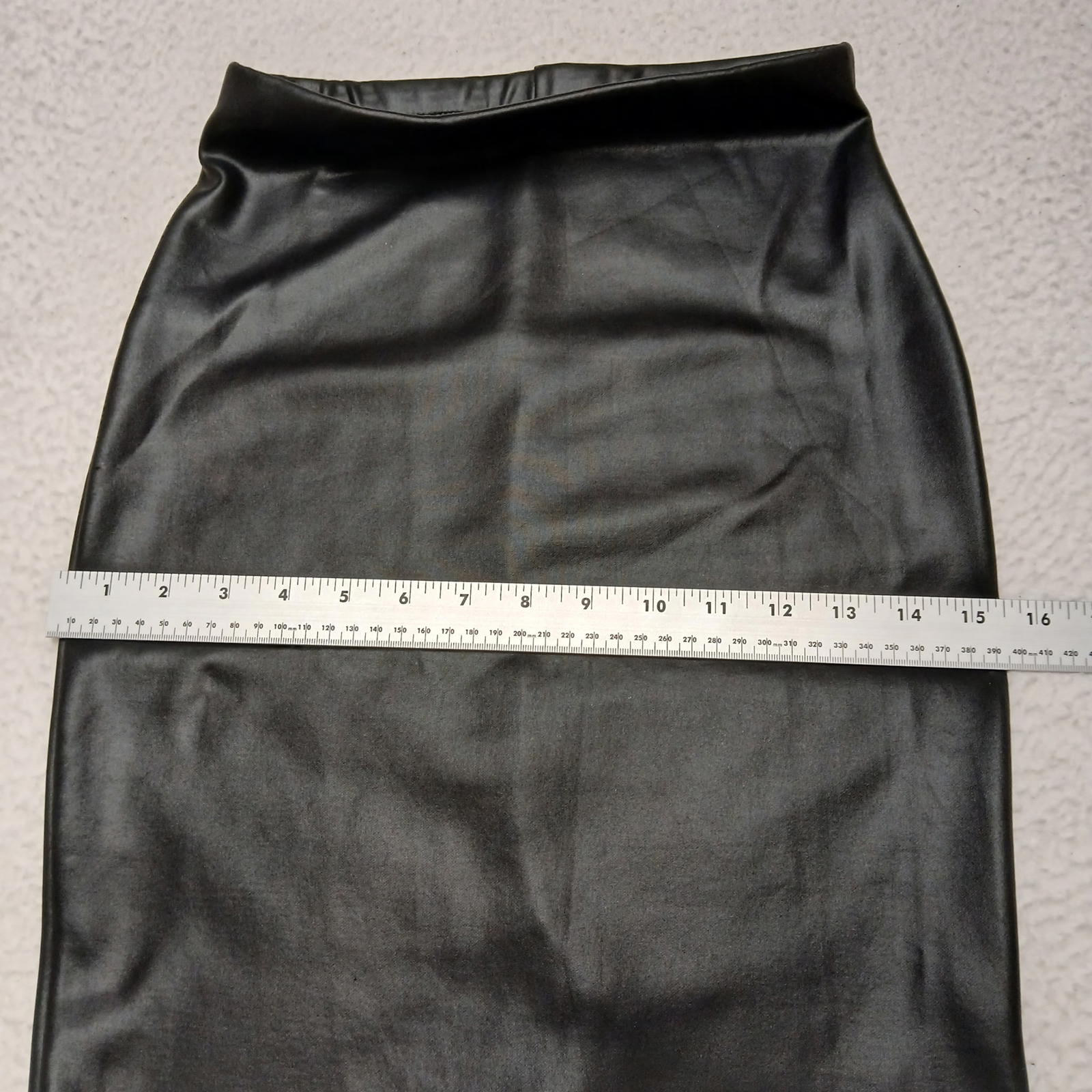 Falda tubo pequeña de piel sintética negra para mujer de Charlotte Russe