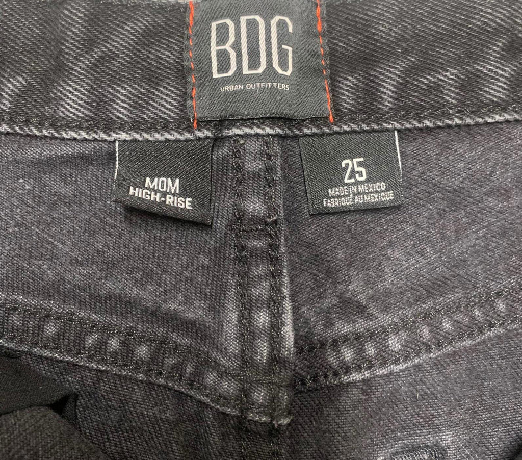 Shorts vaqueros Mom de tiro alto negros BDG para mujer, talla 25