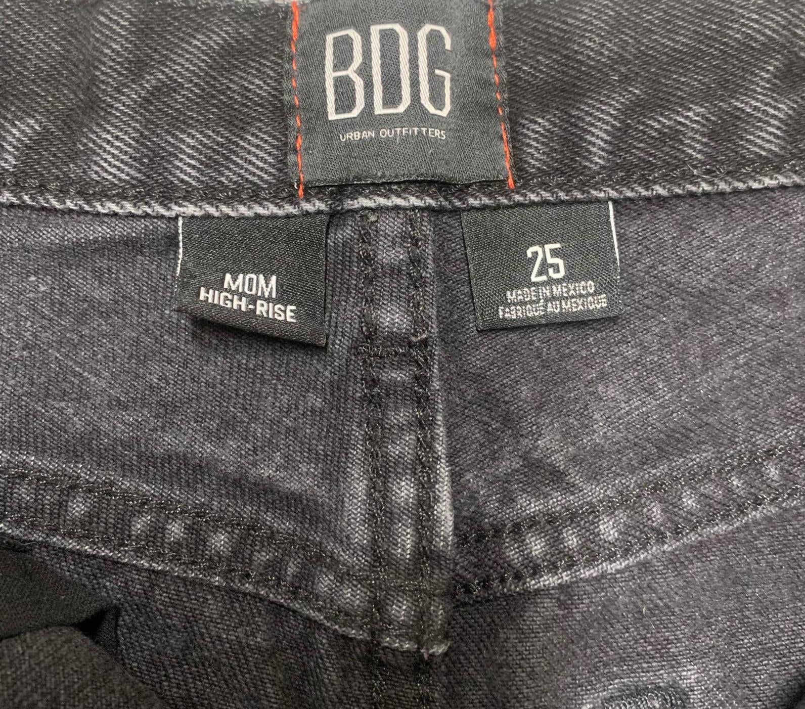 Shorts vaqueros Mom de tiro alto negros BDG para mujer, talla 25