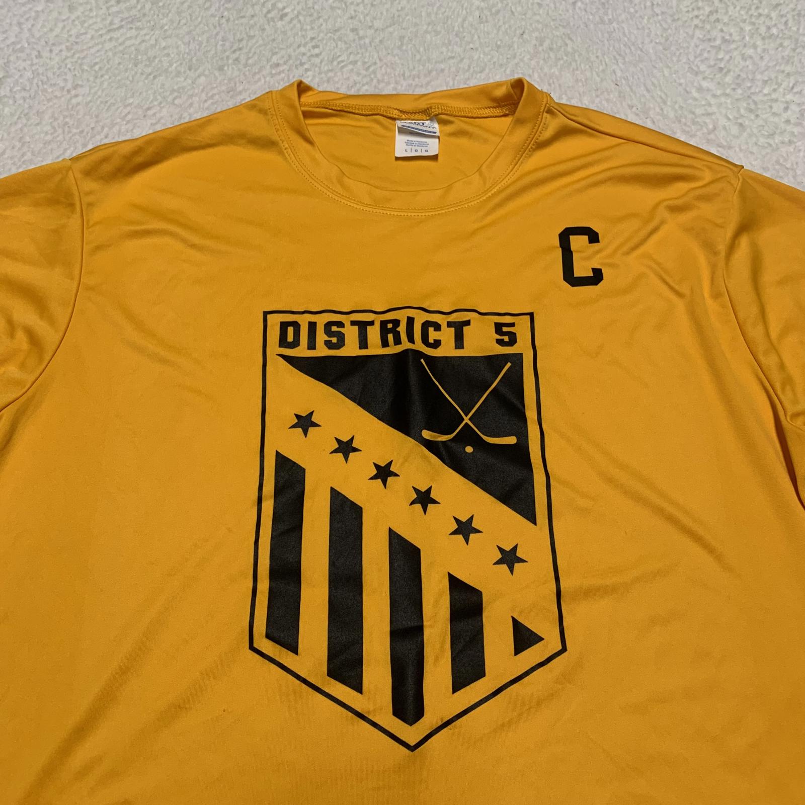 Camiseta de capitán de hockey del Distrito 5, amarilla, talla grande, para hombre de Port &amp; Company