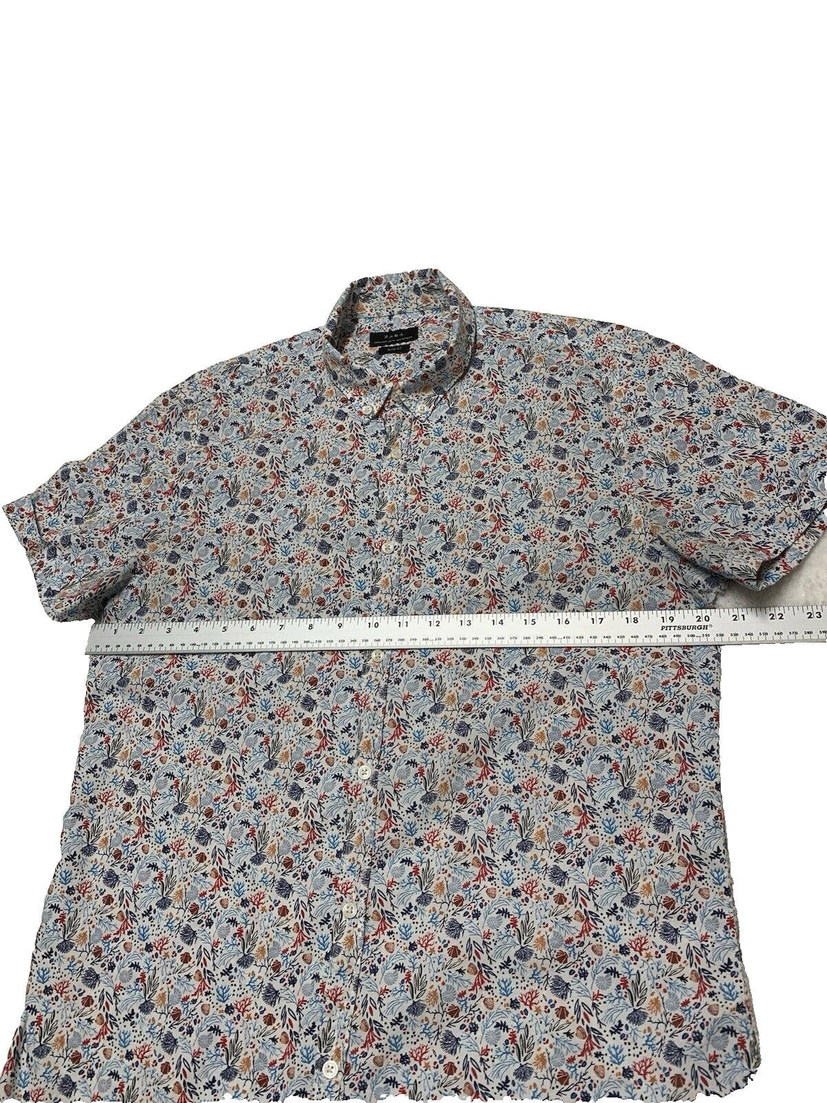 Camisa informal de manga corta y corte entallado con botones de Zara, talla M, estampado de conchas marinas