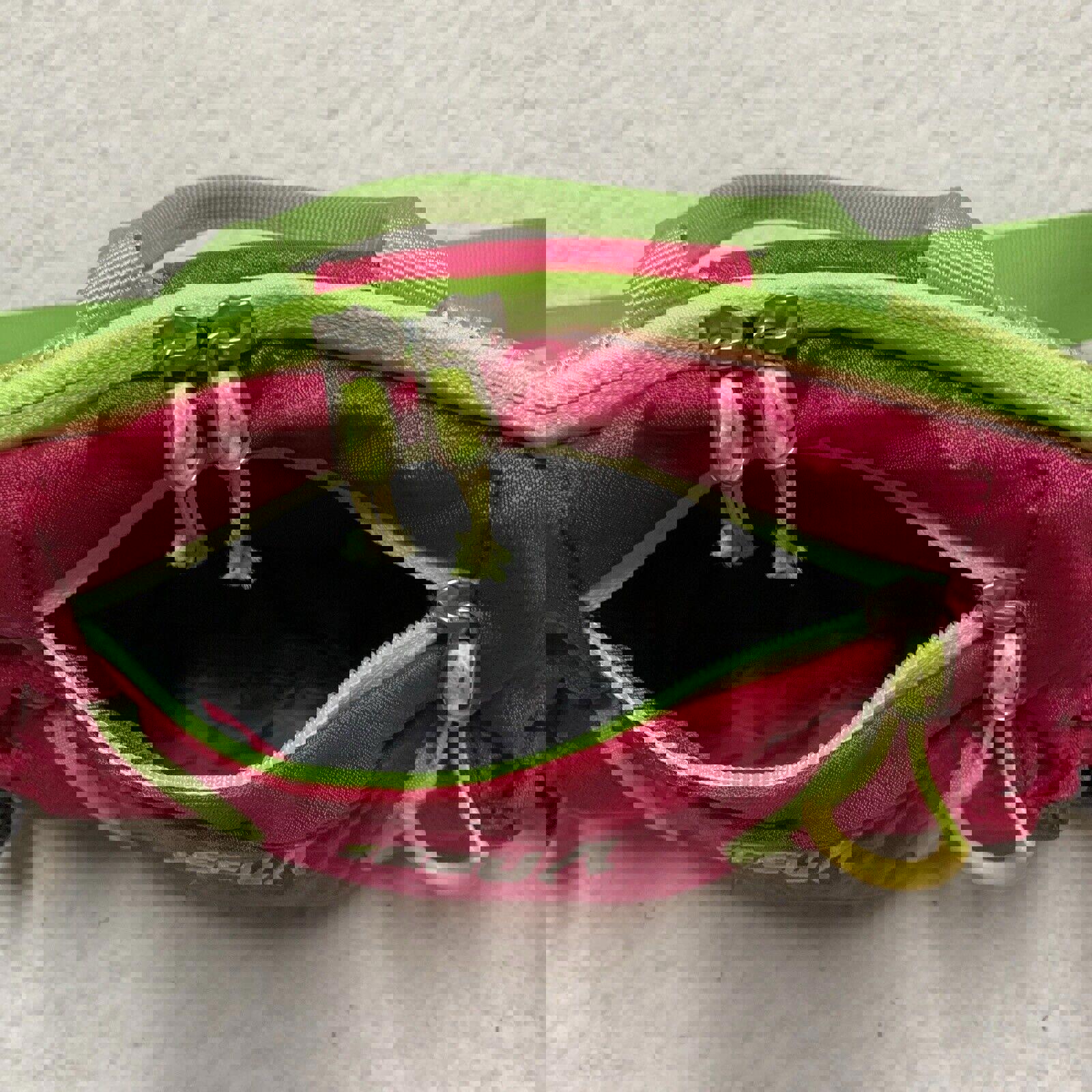 Riñonera SEEU gris, rosa y verde, bandolera, para senderismo y senderismo