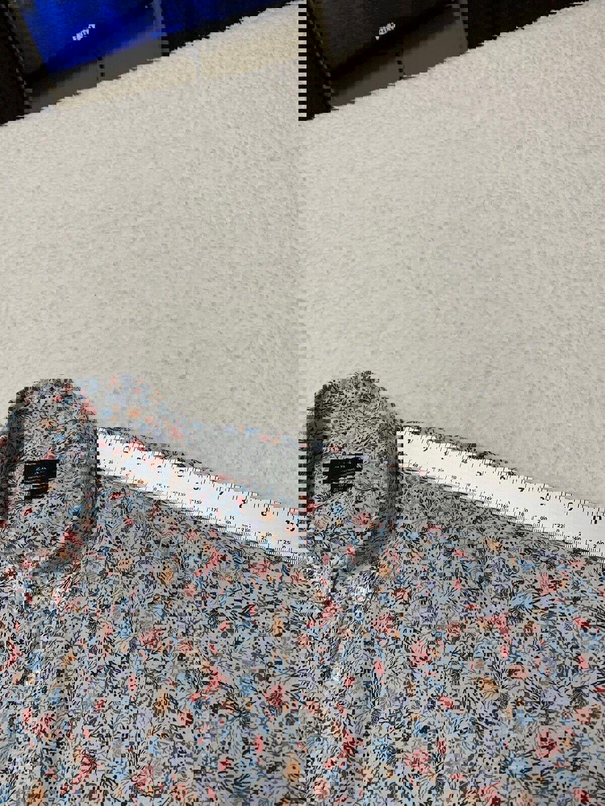 Camisa informal de manga corta y corte entallado con botones de Zara, talla M, estampado de conchas marinas