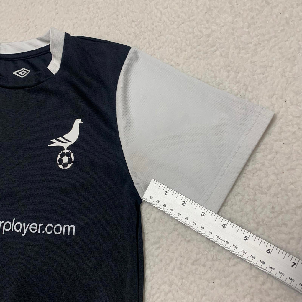 Camiseta de fútbol unisex Umbro NYC Footy negra, talla pequeña para jóvenes