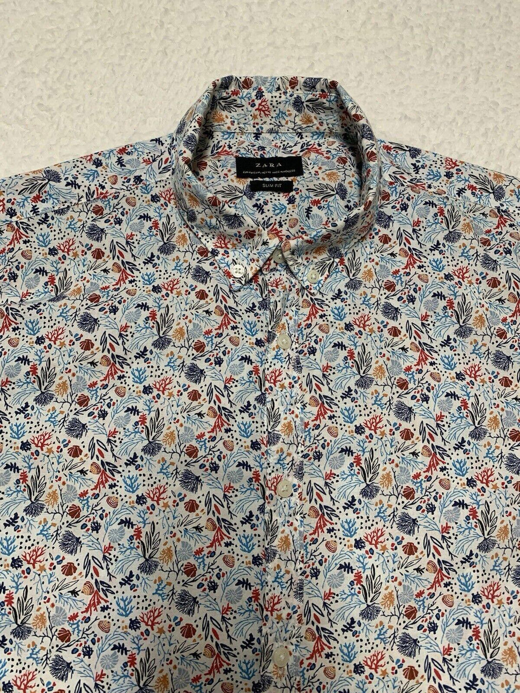 Camisa informal de manga corta y corte entallado con botones de Zara, talla M, estampado de conchas marinas