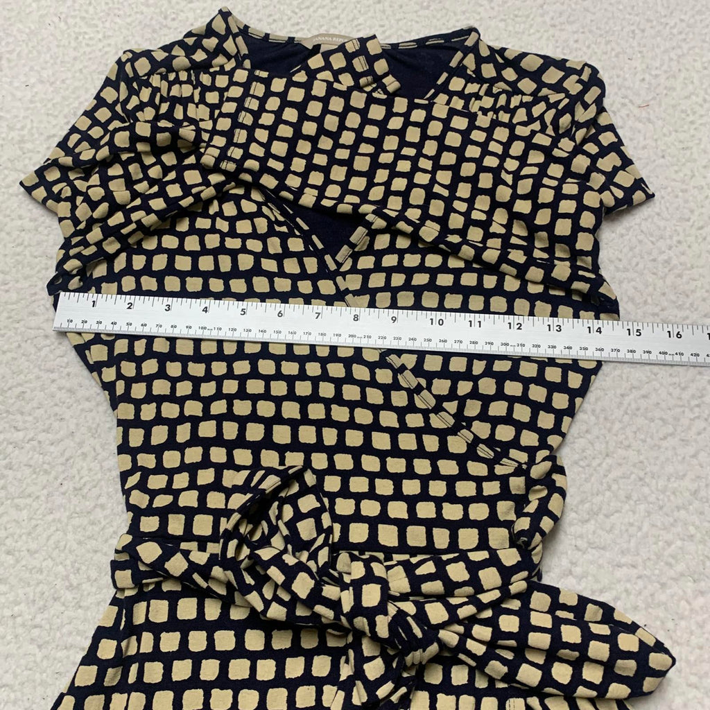 Vestido cruzado con escote en V y mangas 3/4 en color beige y negro de Banana Republic para mujer