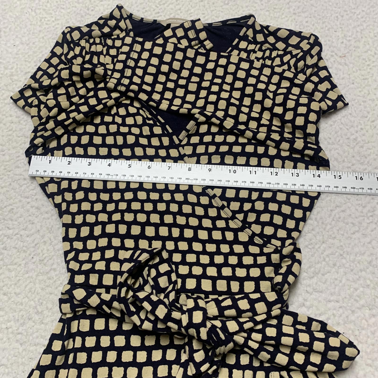 Vestido cruzado con escote en V y mangas 3/4 en color beige y negro de Banana Republic para mujer