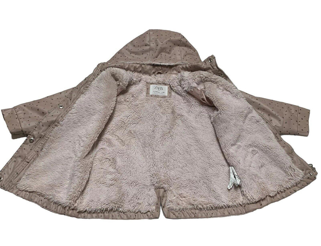 Chaqueta impermeable con capucha y forro polar con estampado floral rosa para niña de Zara, talla 3-4 años
