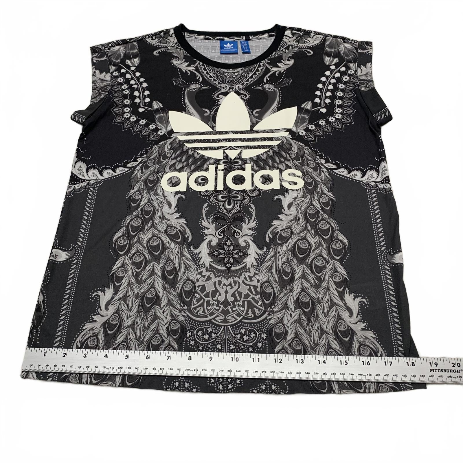 Camiseta negra Adidas talla S con diseño de logotipo gráfico de plumas de cachemira