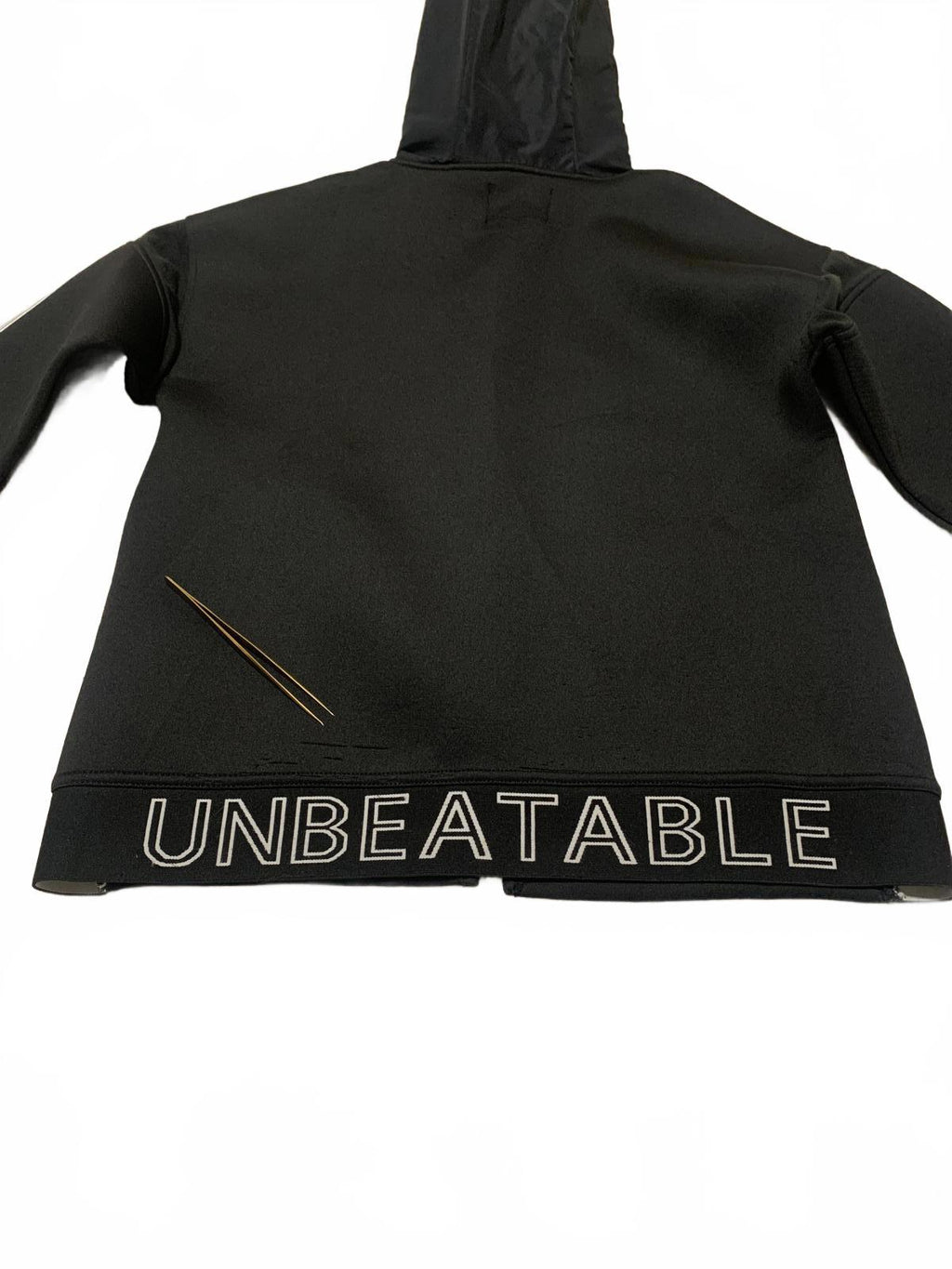 Sudadera con capucha y cremallera negra para niño de la colección Zara Kids, talla 9