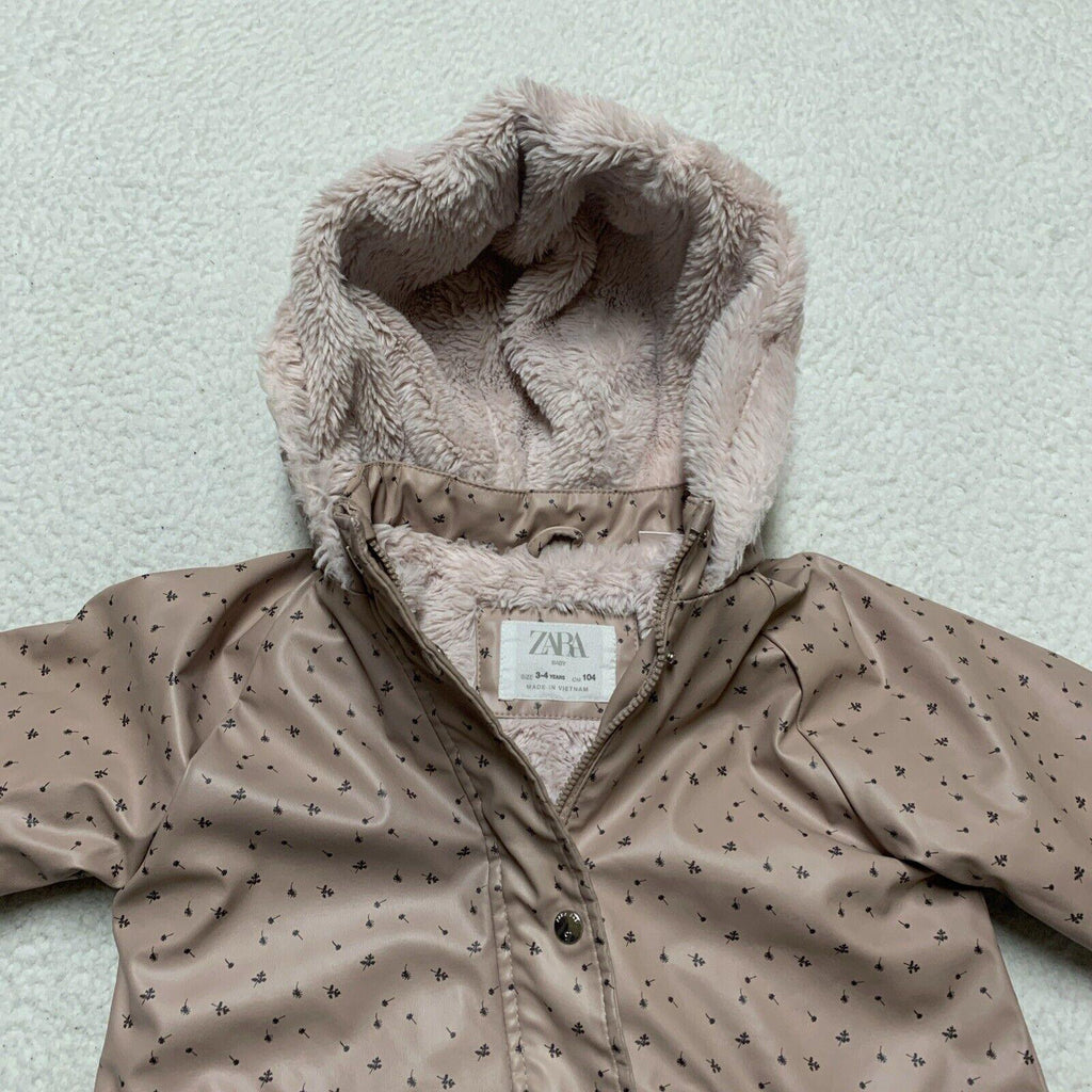 Chaqueta impermeable con capucha y forro polar con estampado floral rosa para niña de Zara, talla 3-4 años