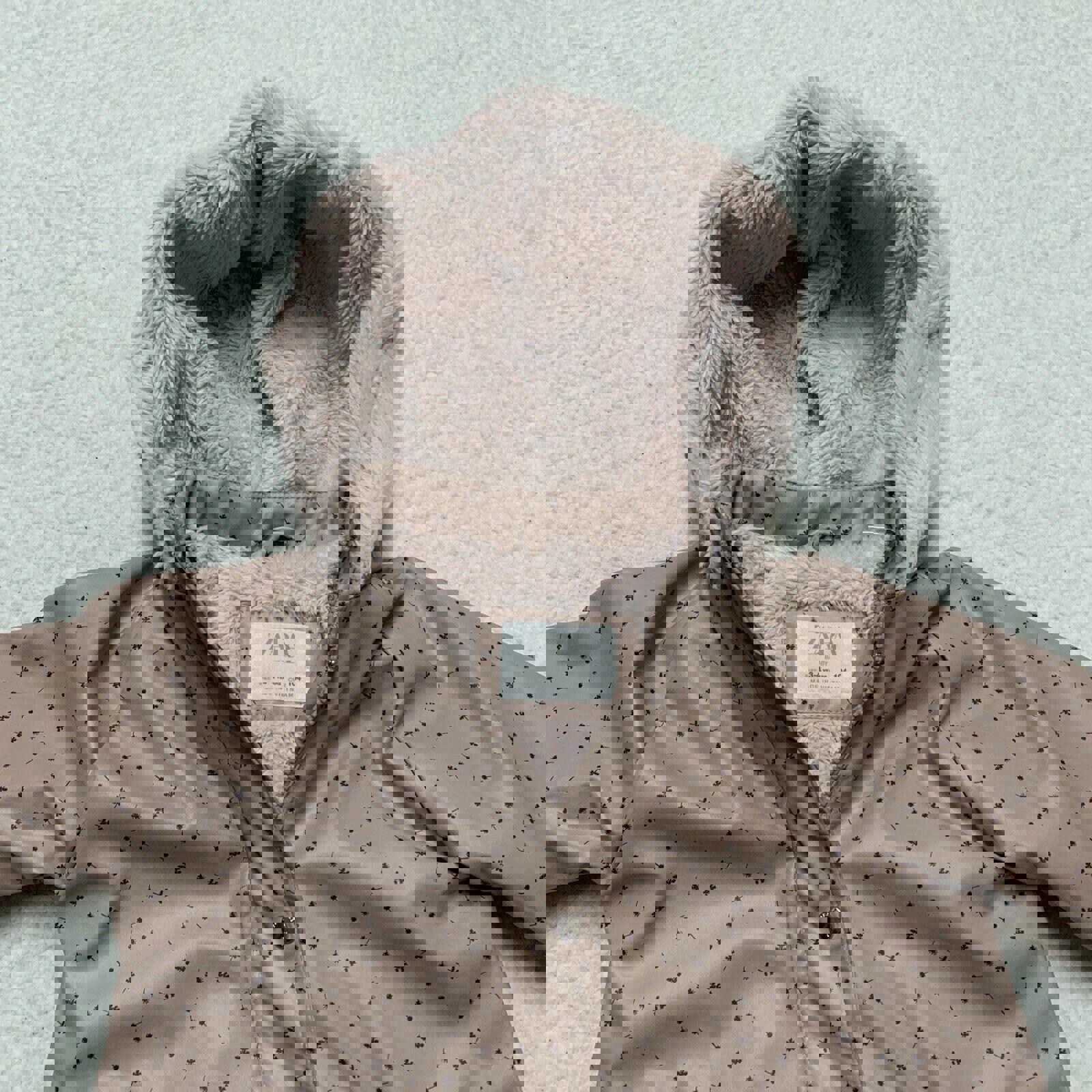 Chaqueta impermeable con capucha y forro polar con estampado floral rosa para niña de Zara, talla 3-4 años