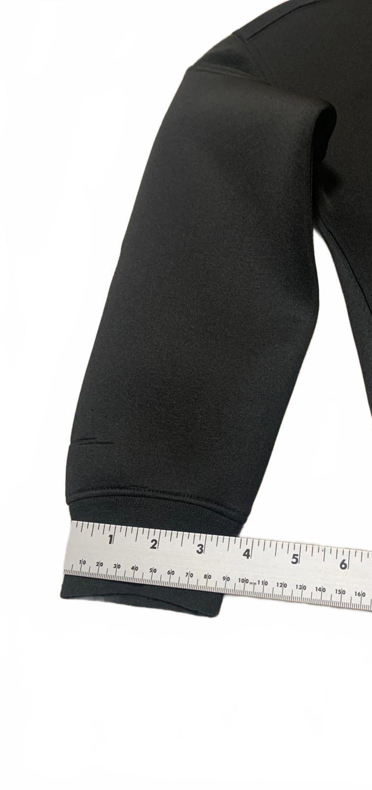 Sudadera con capucha y cremallera negra para niño de la colección Zara Kids, talla 9