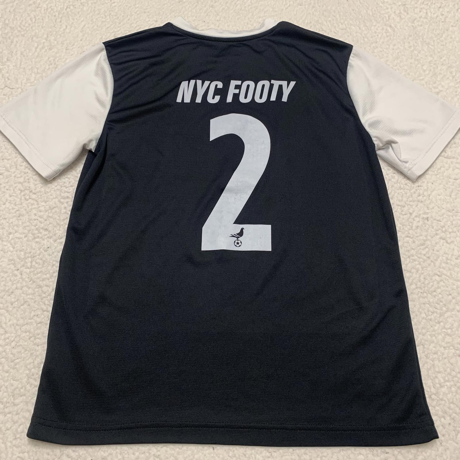 Camiseta de fútbol unisex Umbro NYC Footy negra, talla pequeña para jóvenes