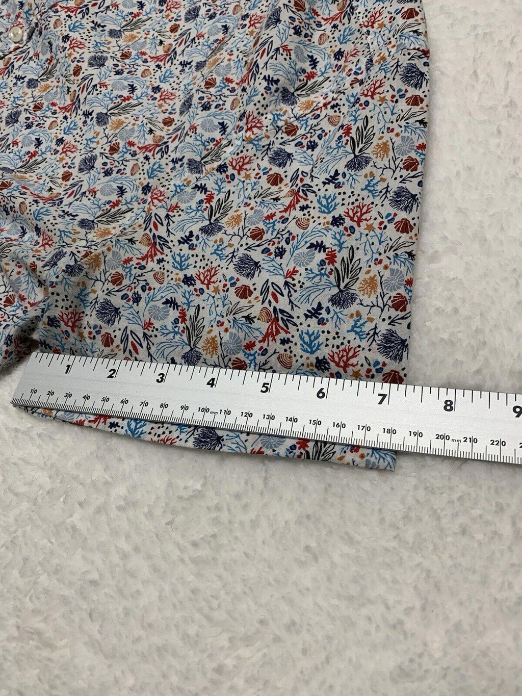 Camisa informal de manga corta y corte entallado con botones de Zara, talla M, estampado de conchas marinas