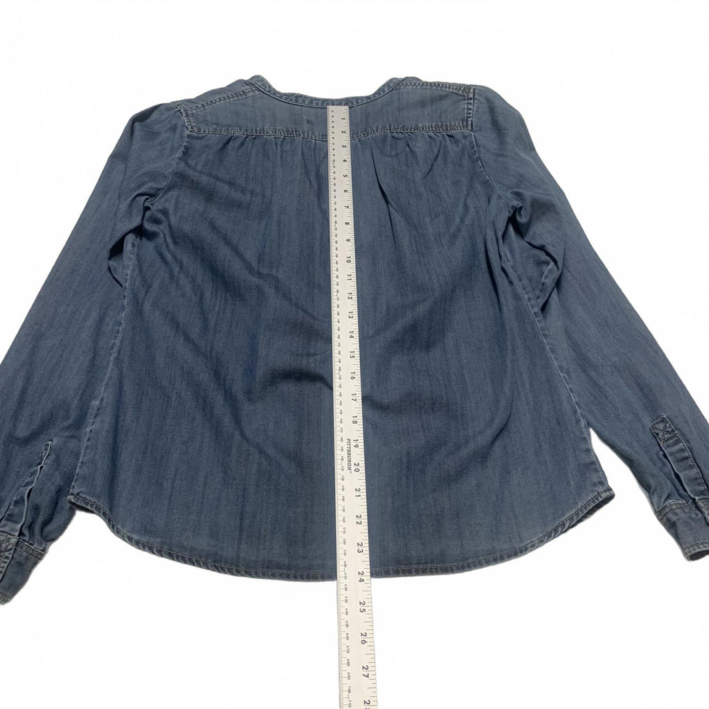 Camisa informal con botones de mezclilla suave azul claro medio para mujer de Kenar