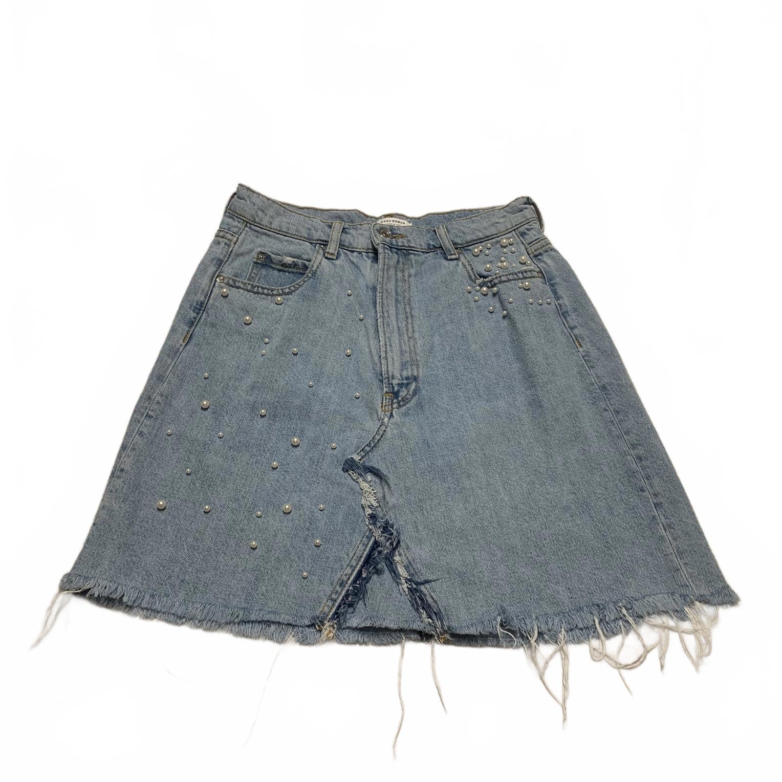 Falda vaquera desgastada azul claro para mujer de Zara, talla M, con detalles de cuentas de perla