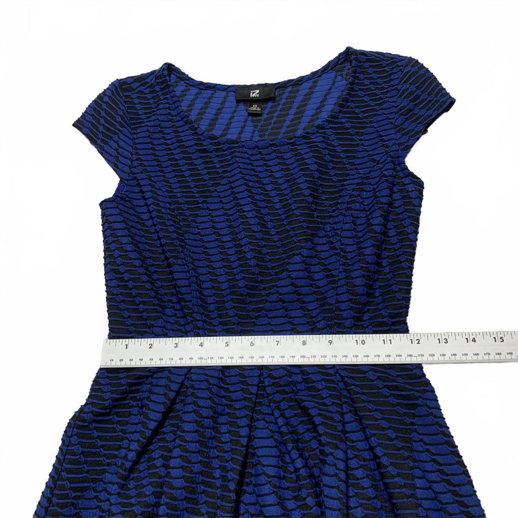 Vestido IZ Byer de corte A texturizado azul y negro talla XS para mujer