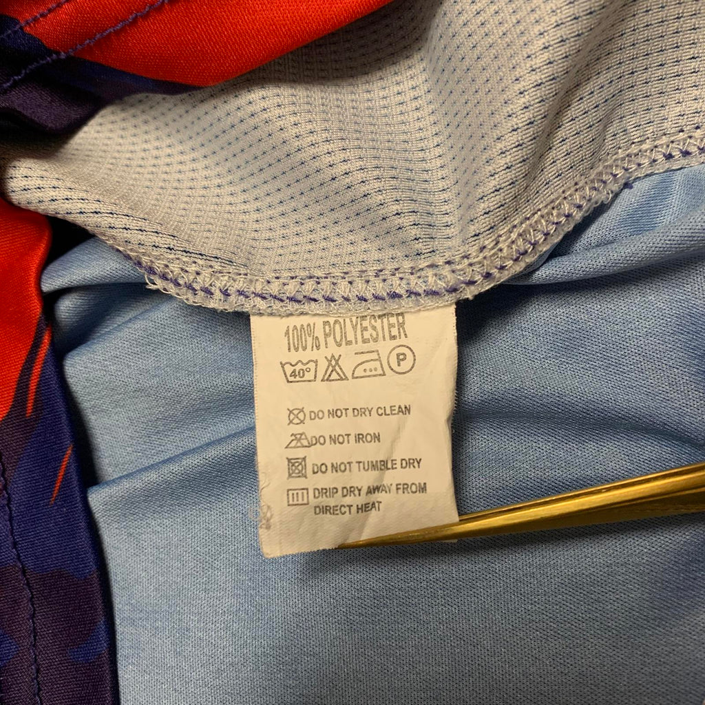 Camiseta de fútbol juvenil de los Rough Riders de Diaza Design en azul medio y rojo de EE. UU.