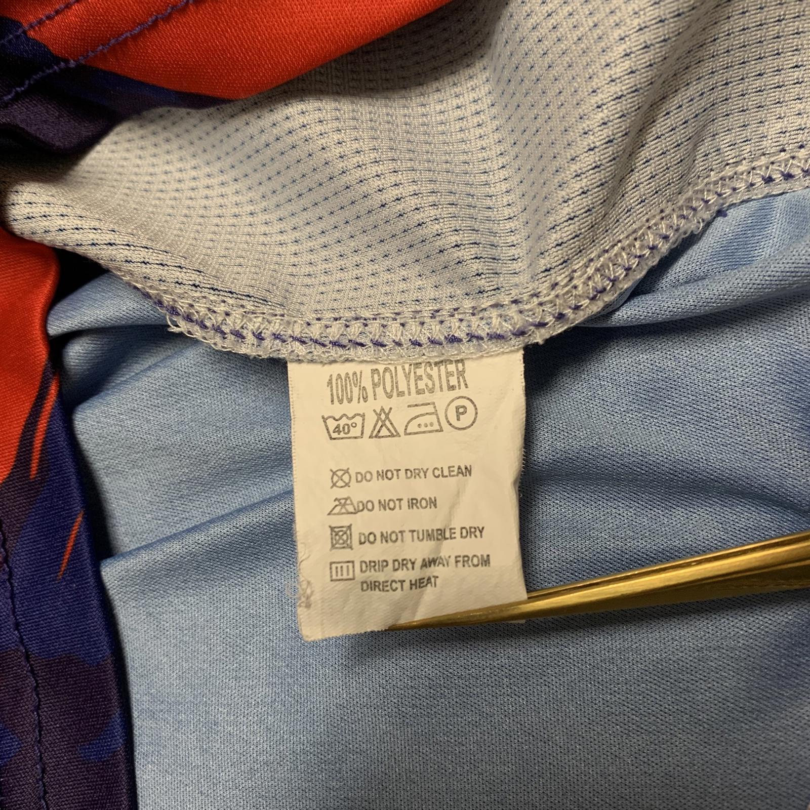 Camiseta de fútbol juvenil de los Rough Riders de Diaza Design en azul medio y rojo de EE. UU.