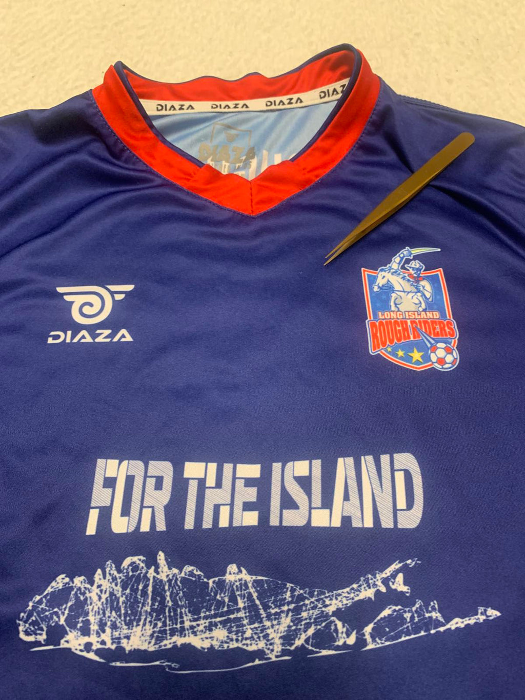 Camiseta de fútbol juvenil de los Rough Riders de Diaza Design en azul medio y rojo de EE. UU.