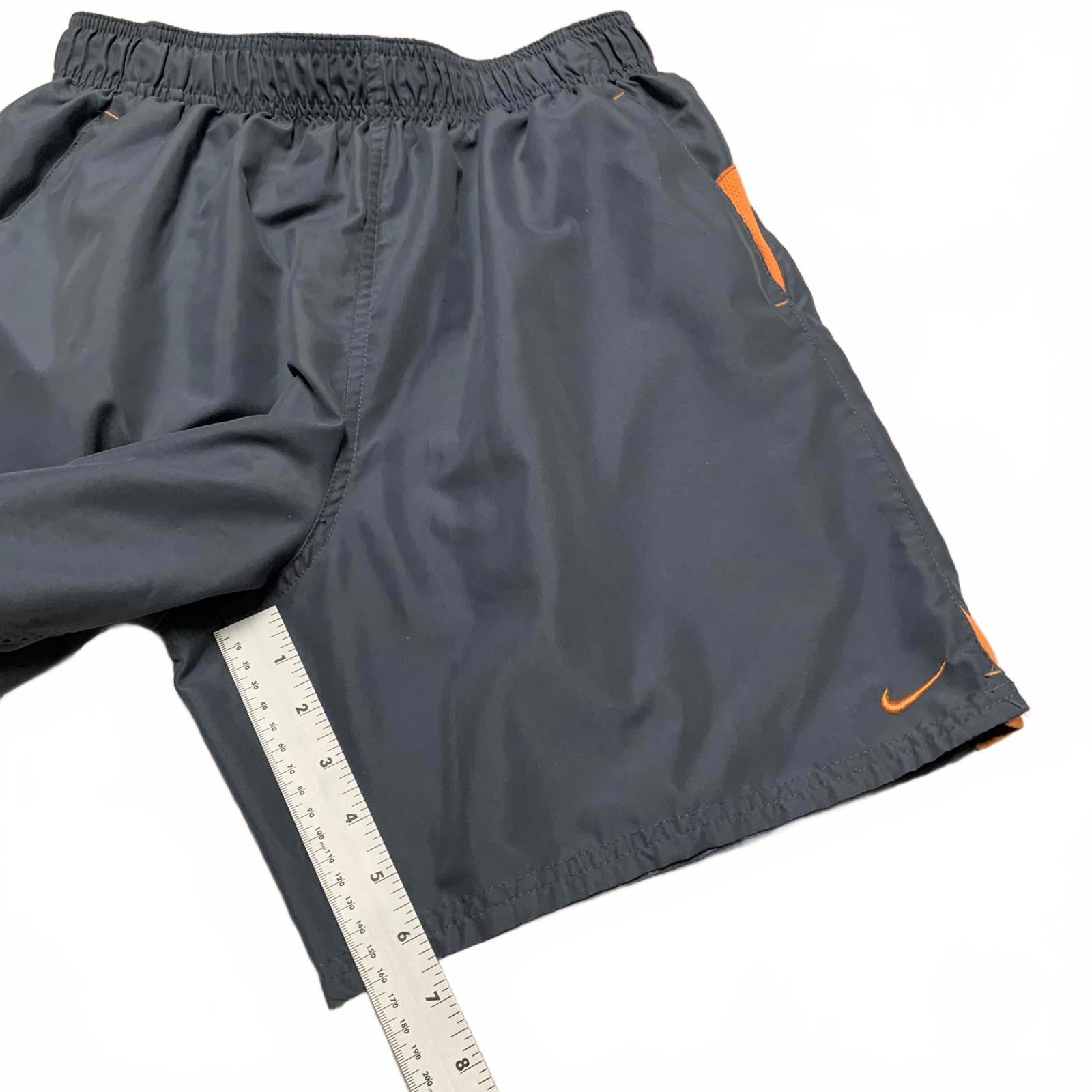 Pantalones cortos deportivos Nike para hombre, talla M, con detalles en gris y naranja, para correr