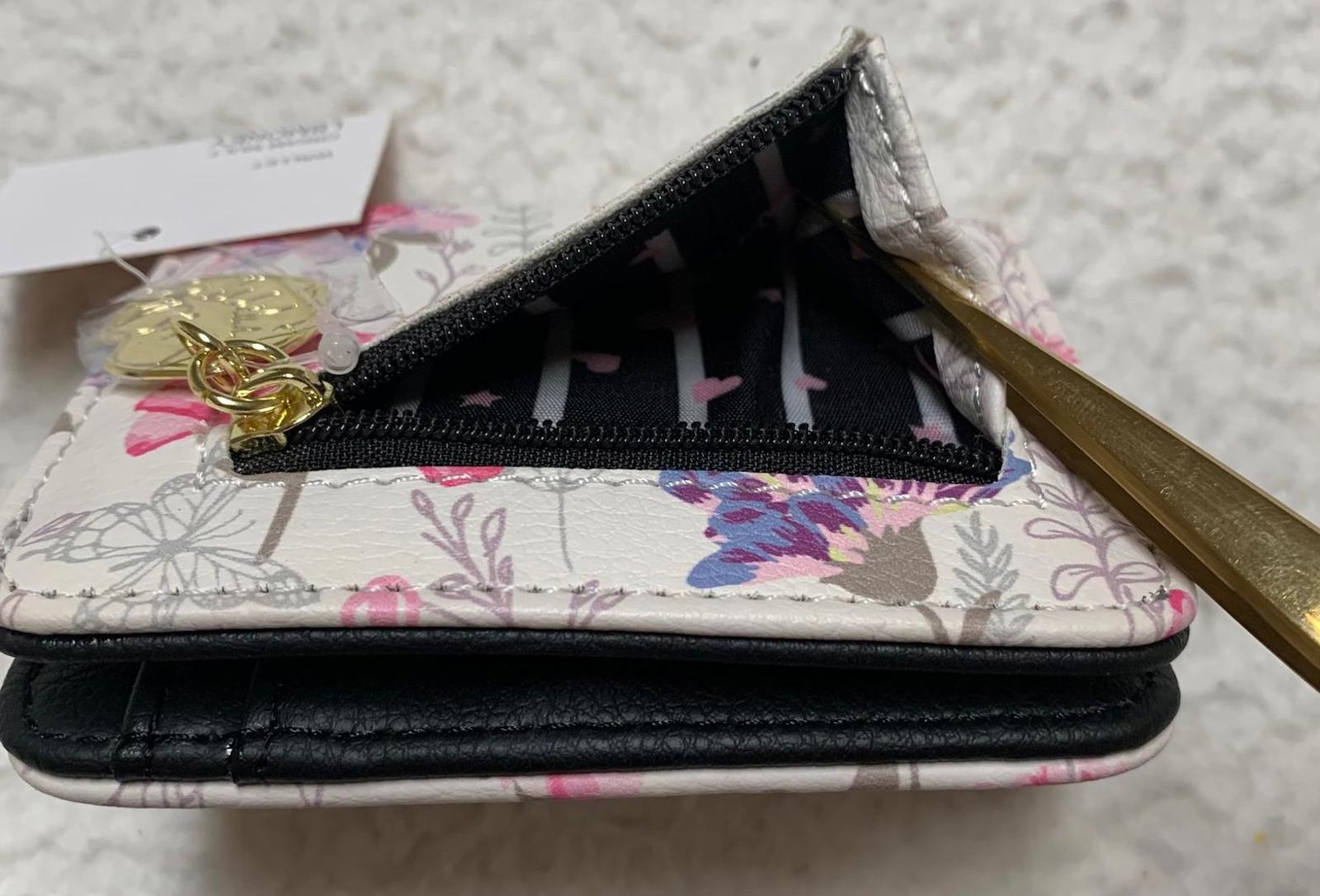 Cartera plegable con broche de 8,5 x 10 cm para niña con estampado floral blanco pastel de LB Money