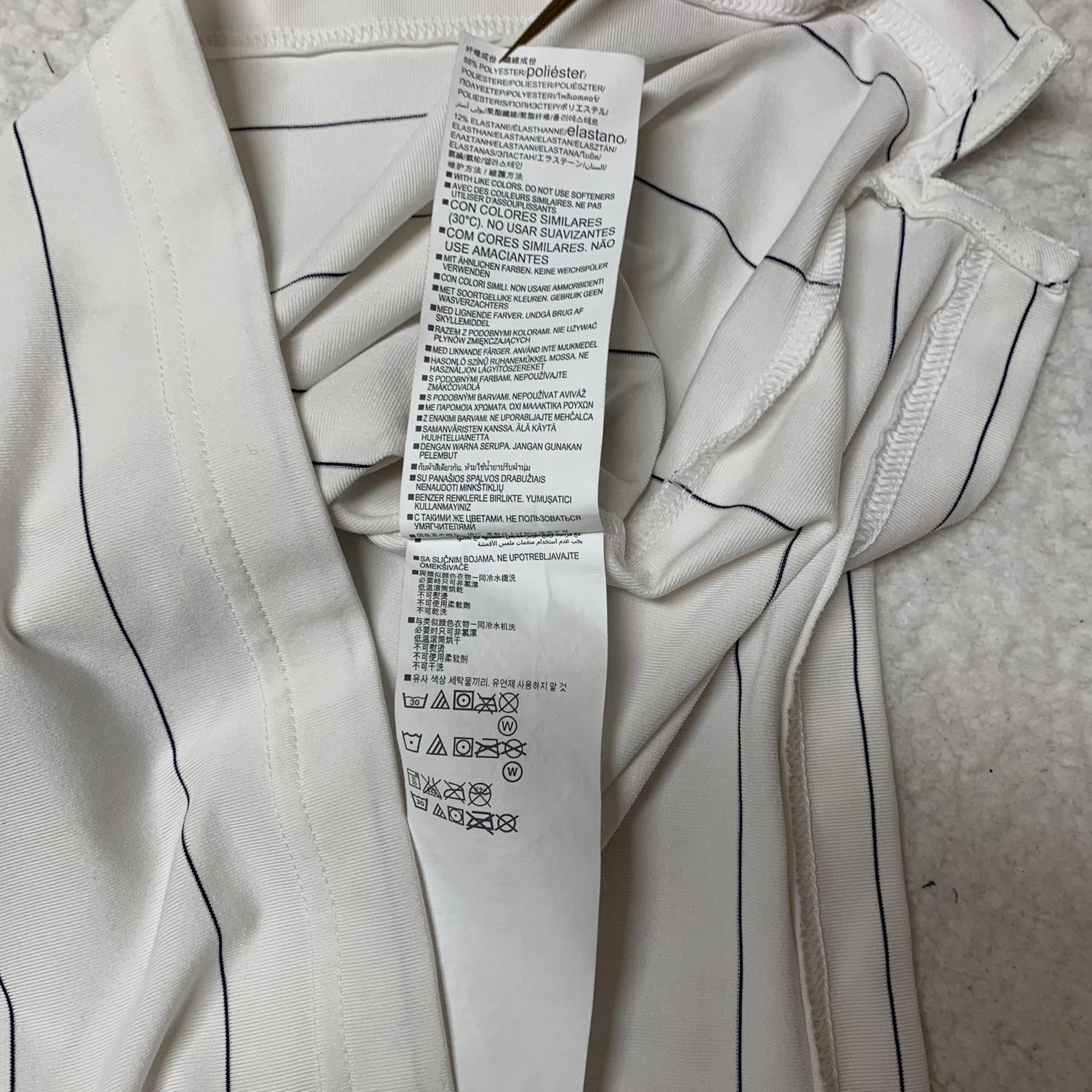 Polo Under Armour Heat Gear de rayas blancas y negras para hombre, talla mediana