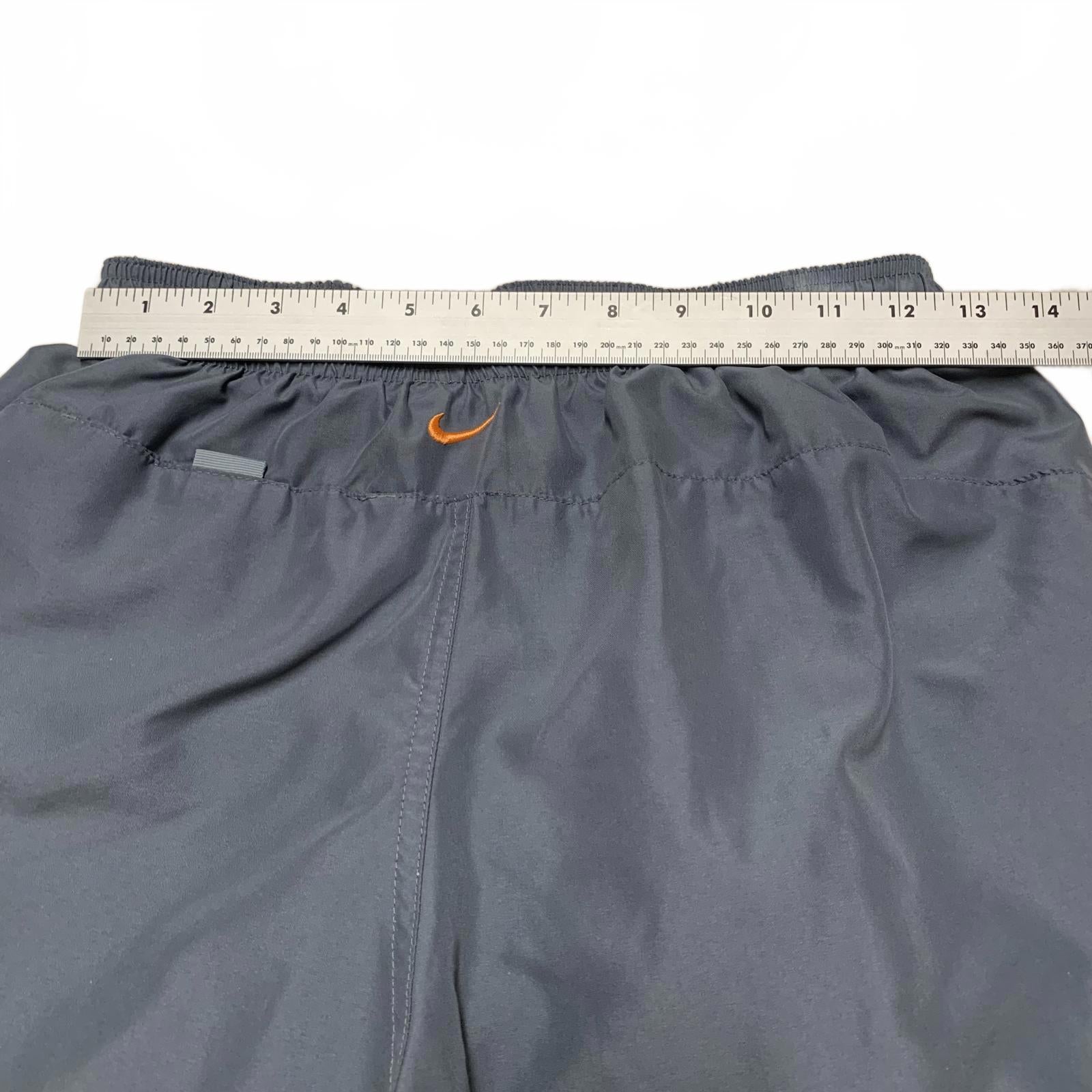 Pantalones cortos deportivos Nike para hombre, talla M, con detalles en gris y naranja, para correr