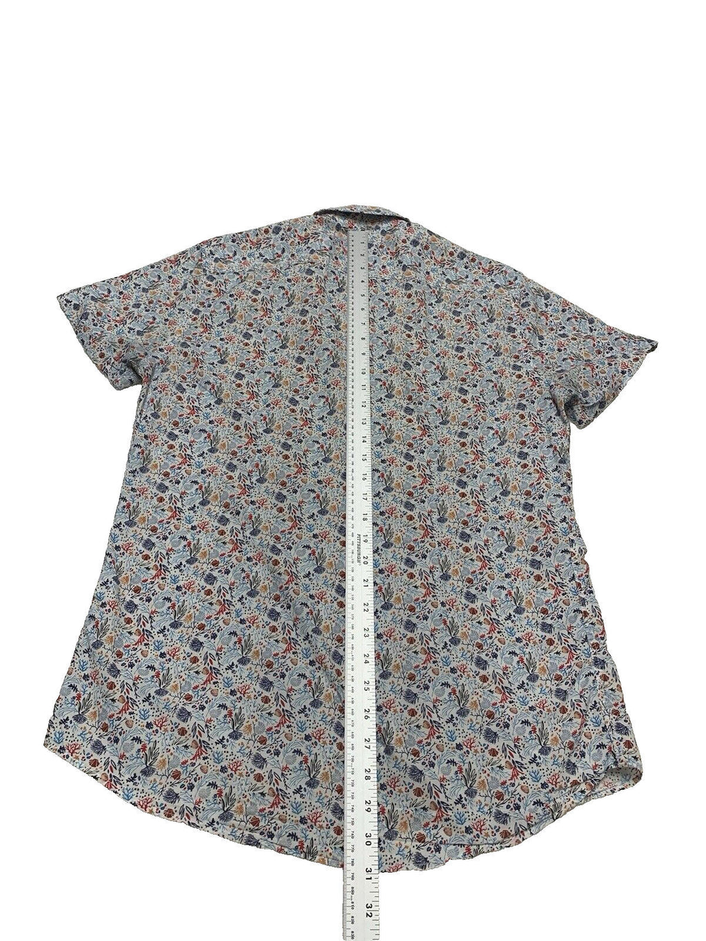 Camisa informal de manga corta y corte entallado con botones de Zara, talla M, estampado de conchas marinas