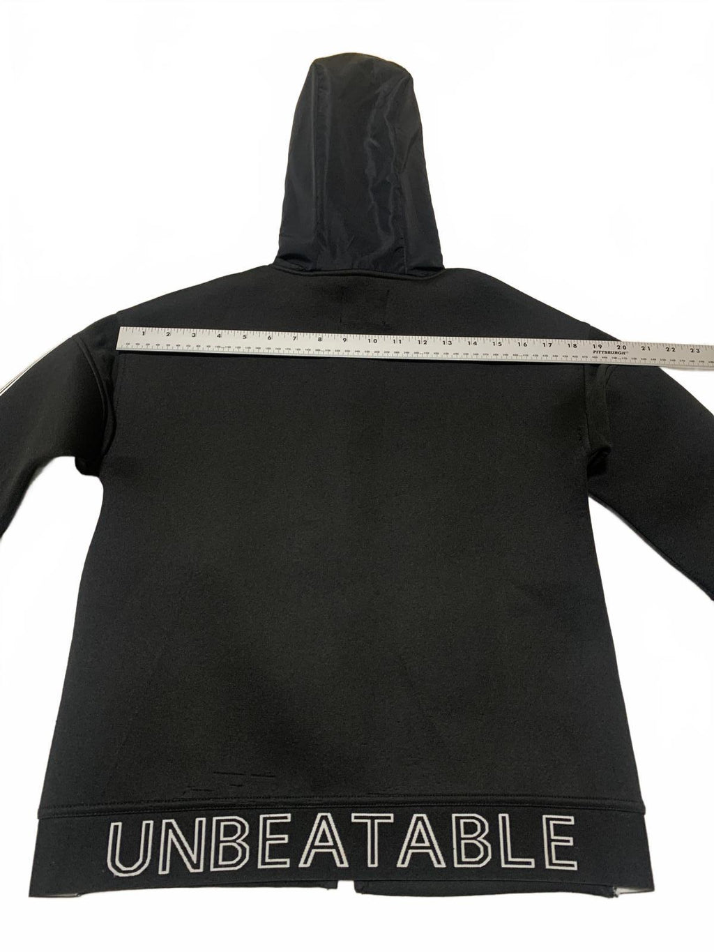 Sudadera con capucha y cremallera negra para niño de la colección Zara Kids, talla 9