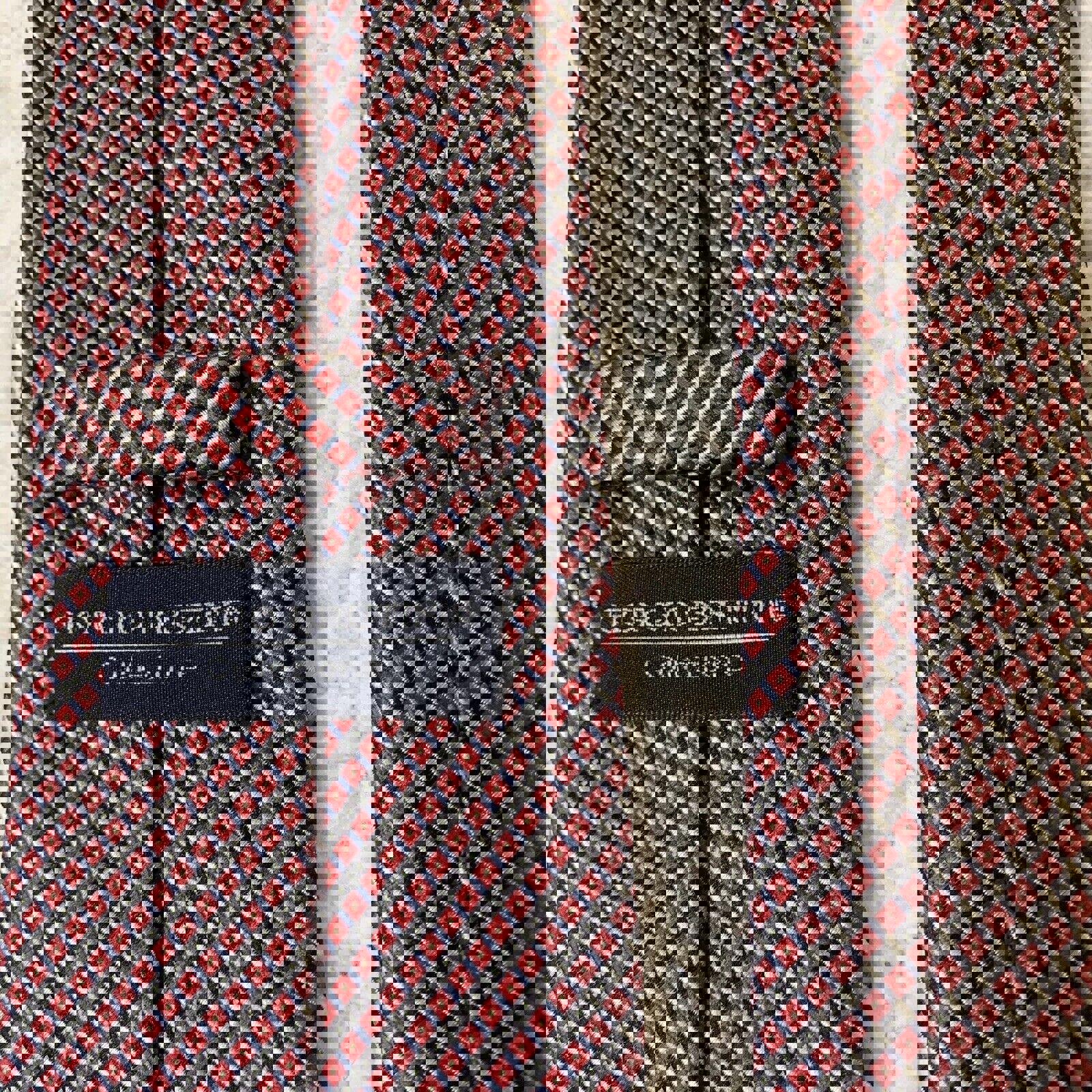 Corbata Giorgio Brutini con estampado geométrico diminuto en rojo y negro