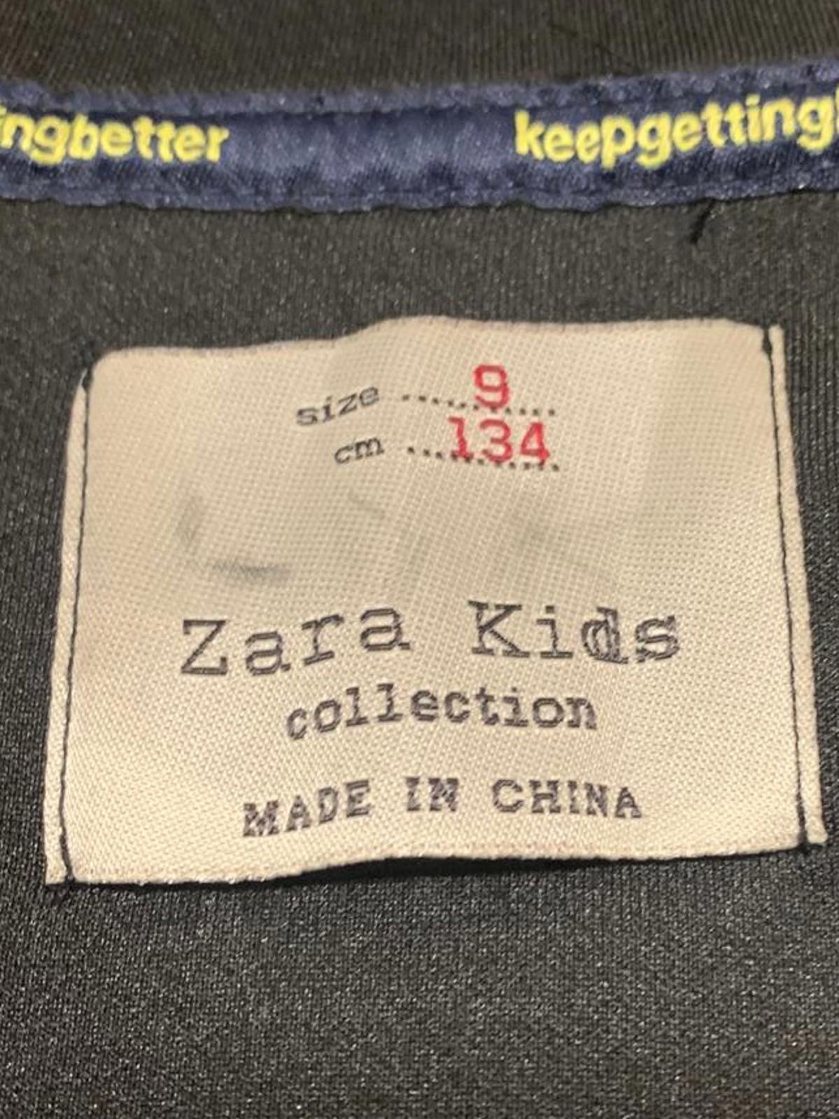 Sudadera con capucha y cremallera negra para niño de la colección Zara Kids, talla 9