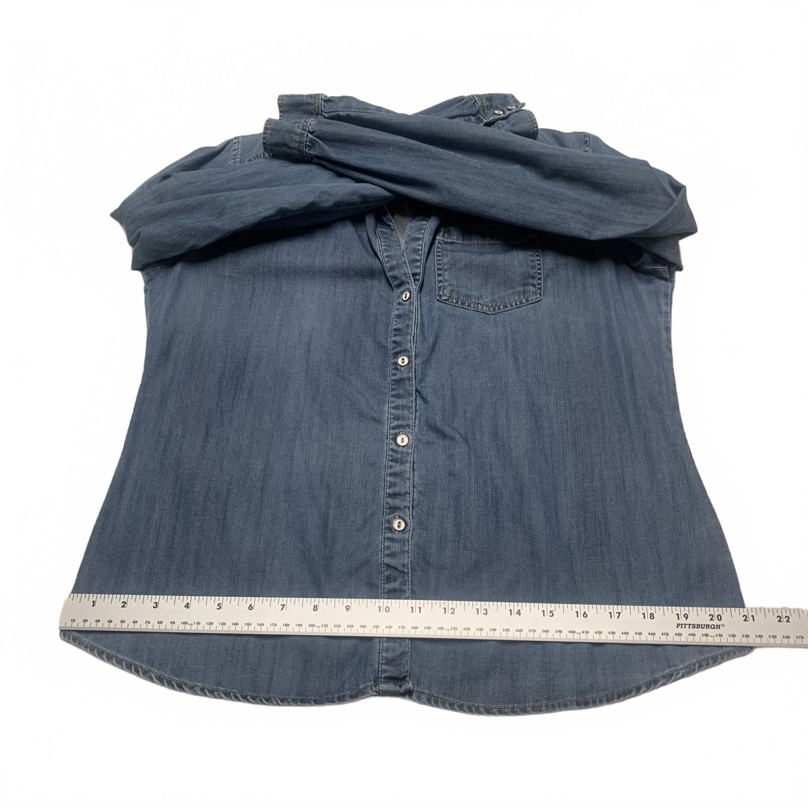 Camisa informal con botones de mezclilla suave azul claro medio para mujer de Kenar