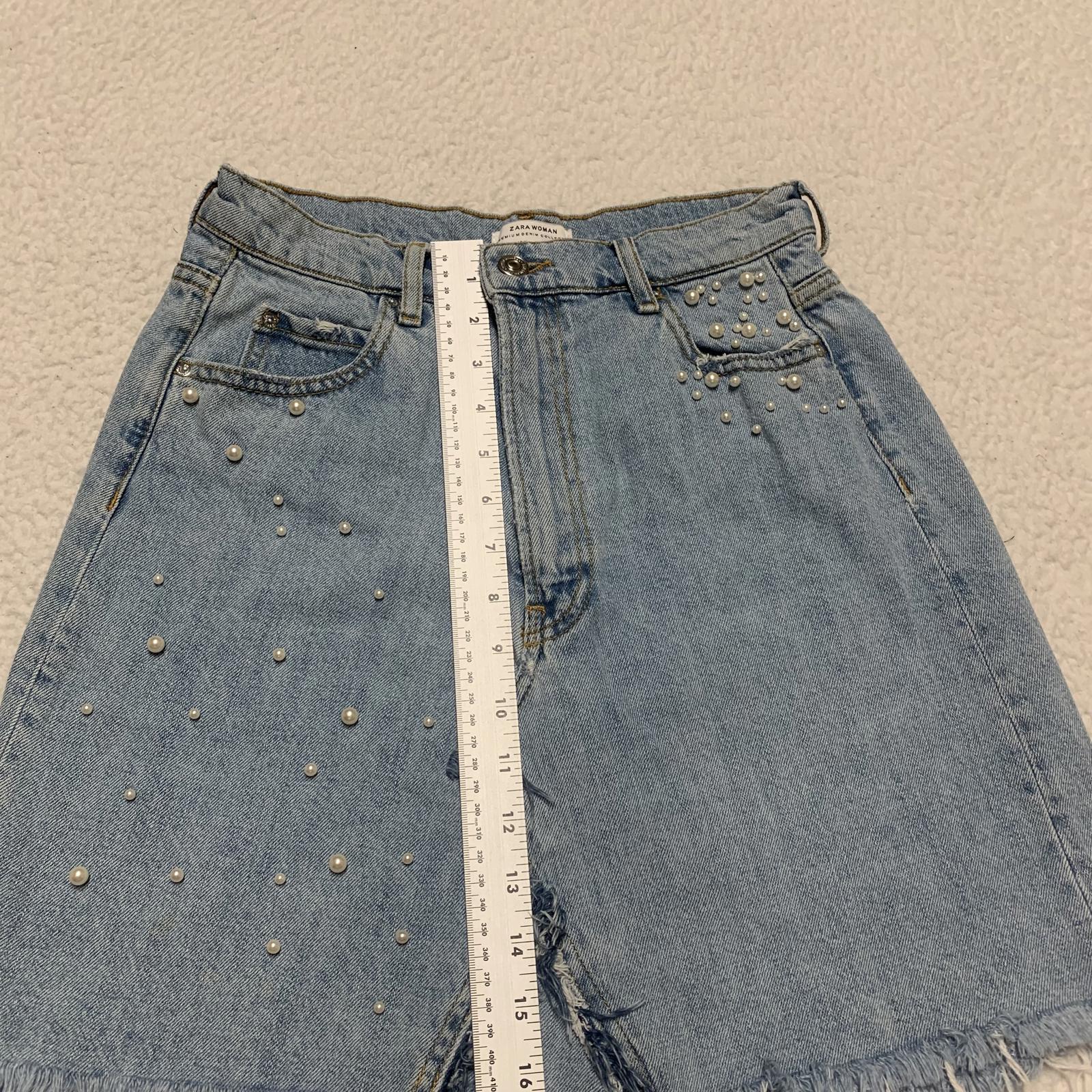 Falda vaquera desgastada azul claro para mujer de Zara, talla M, con detalles de cuentas de perla