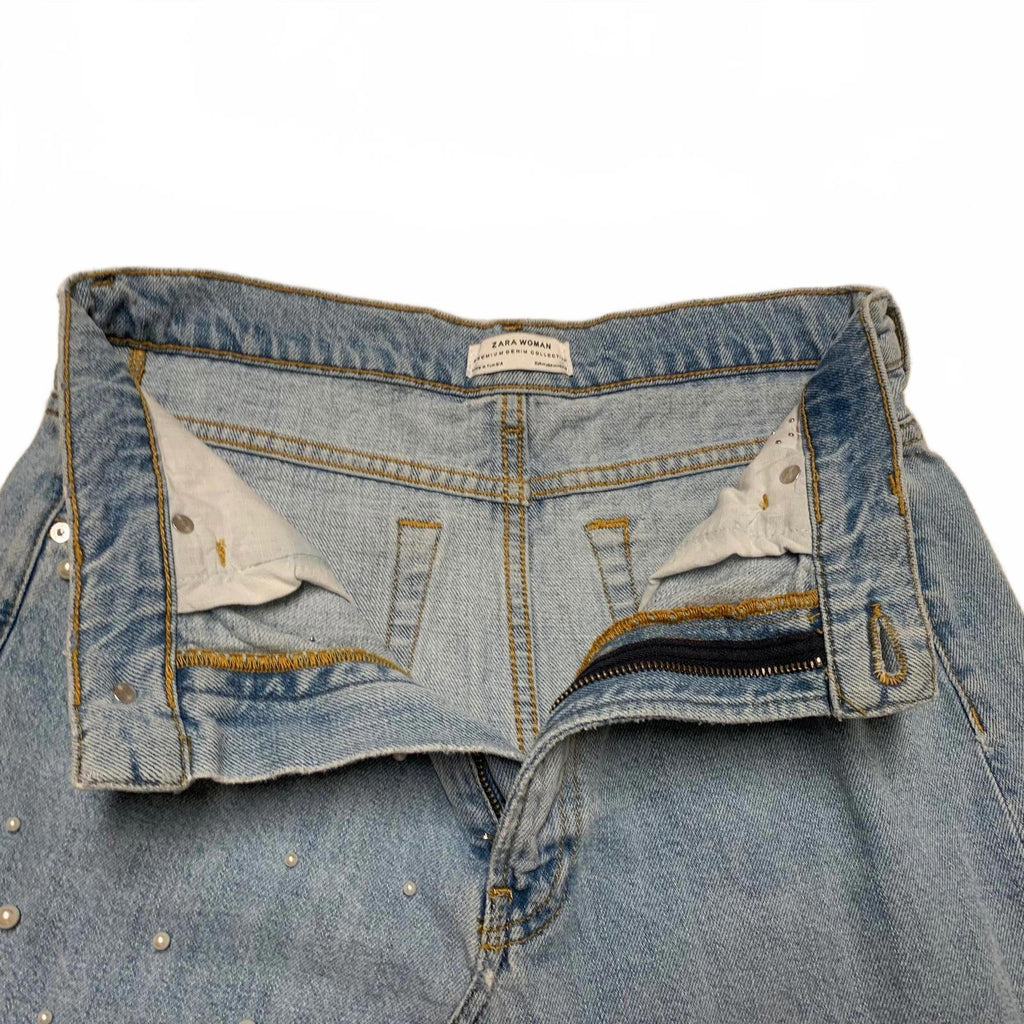 Falda vaquera desgastada azul claro para mujer de Zara, talla M, con detalles de cuentas de perla