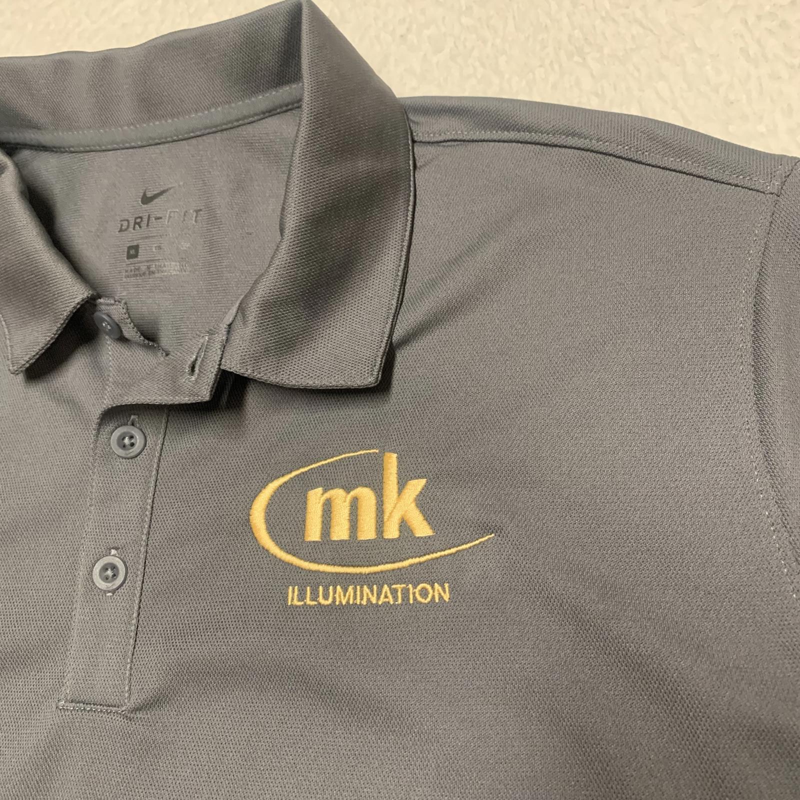 Polo Nike Dri-FIT gris con logotipo MK Illuminated