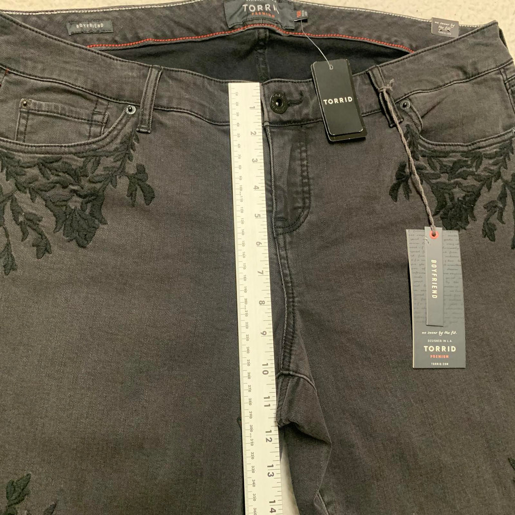 Vaqueros boyfriend con bordado floral negro Torrid Premium para mujer, talla 16R